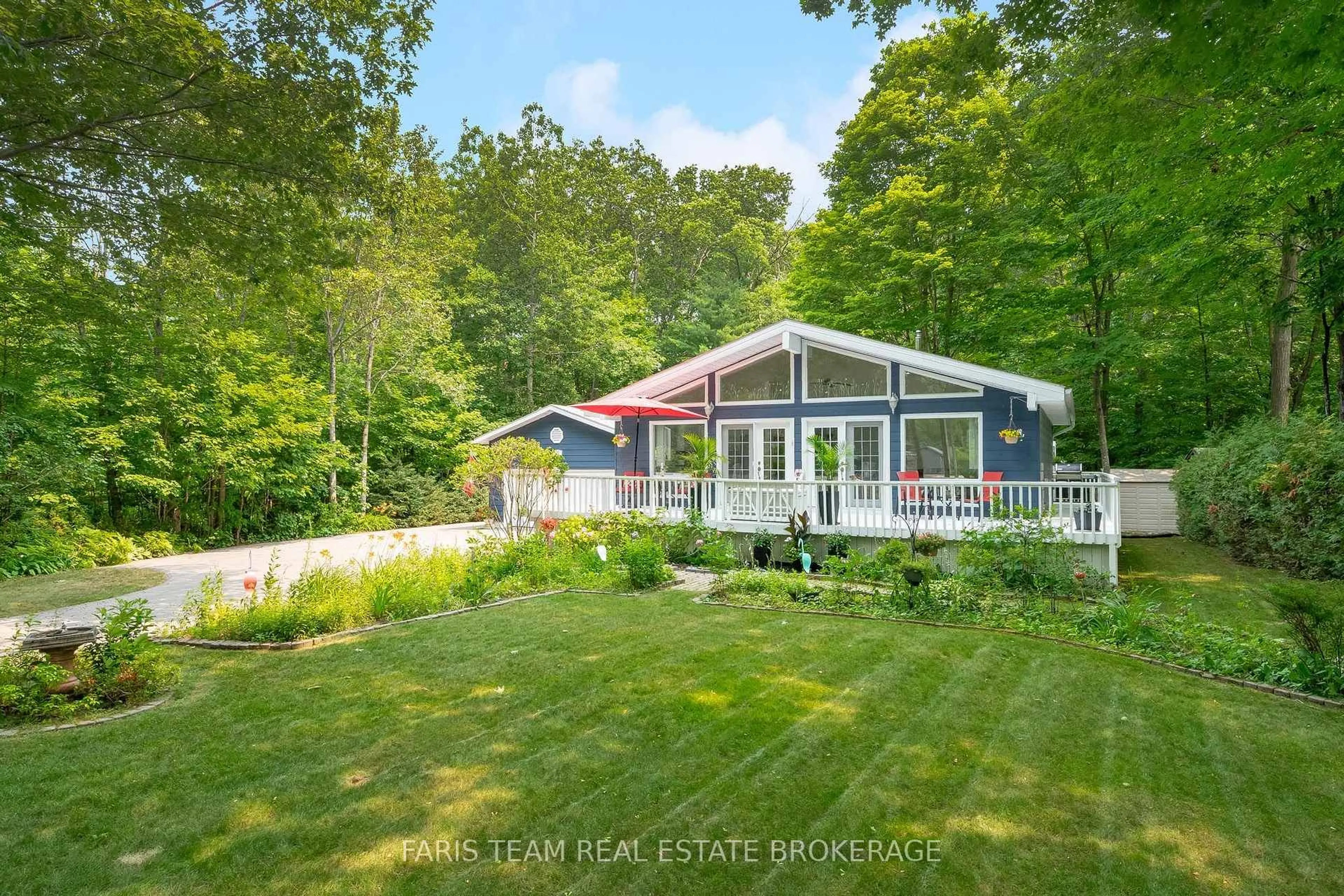 A pic from outside/outdoor area/front of a property/back of a property/a pic from drone, water/lake/river/ocean view for 33 Oneida Cres, Tiny Ontario L9M 0B2