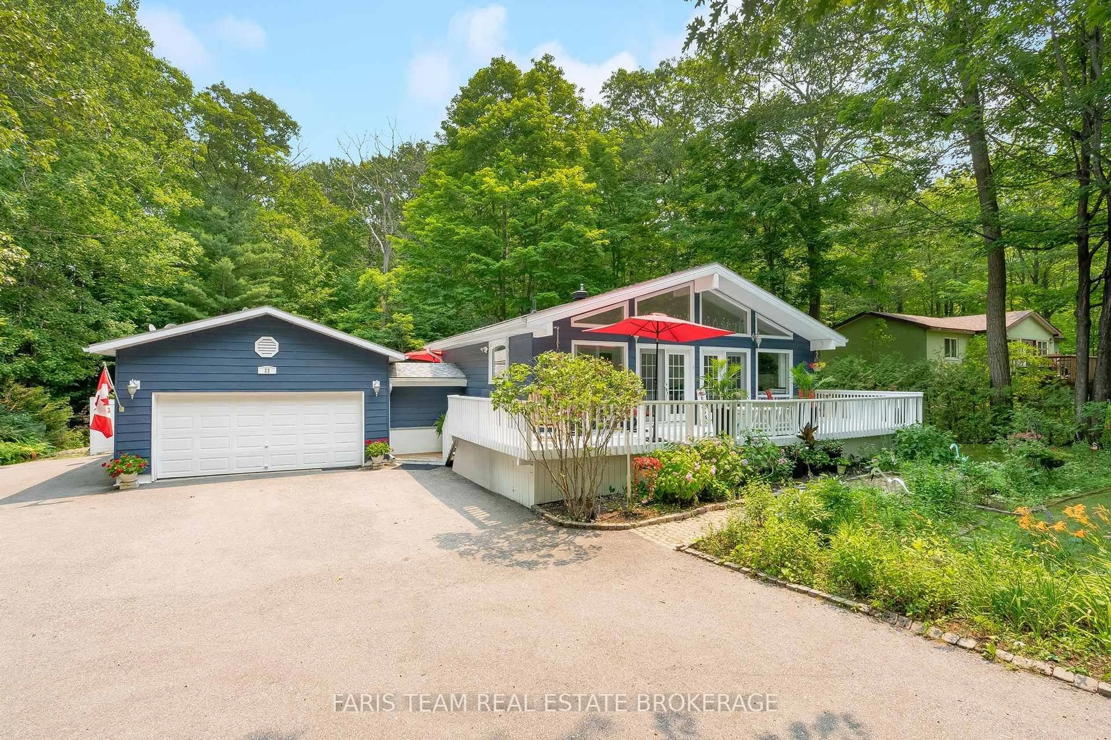 A pic from outside/outdoor area/front of a property/back of a property/a pic from drone, unknown for 33 Oneida Cres, Tiny Ontario L9M 0B2