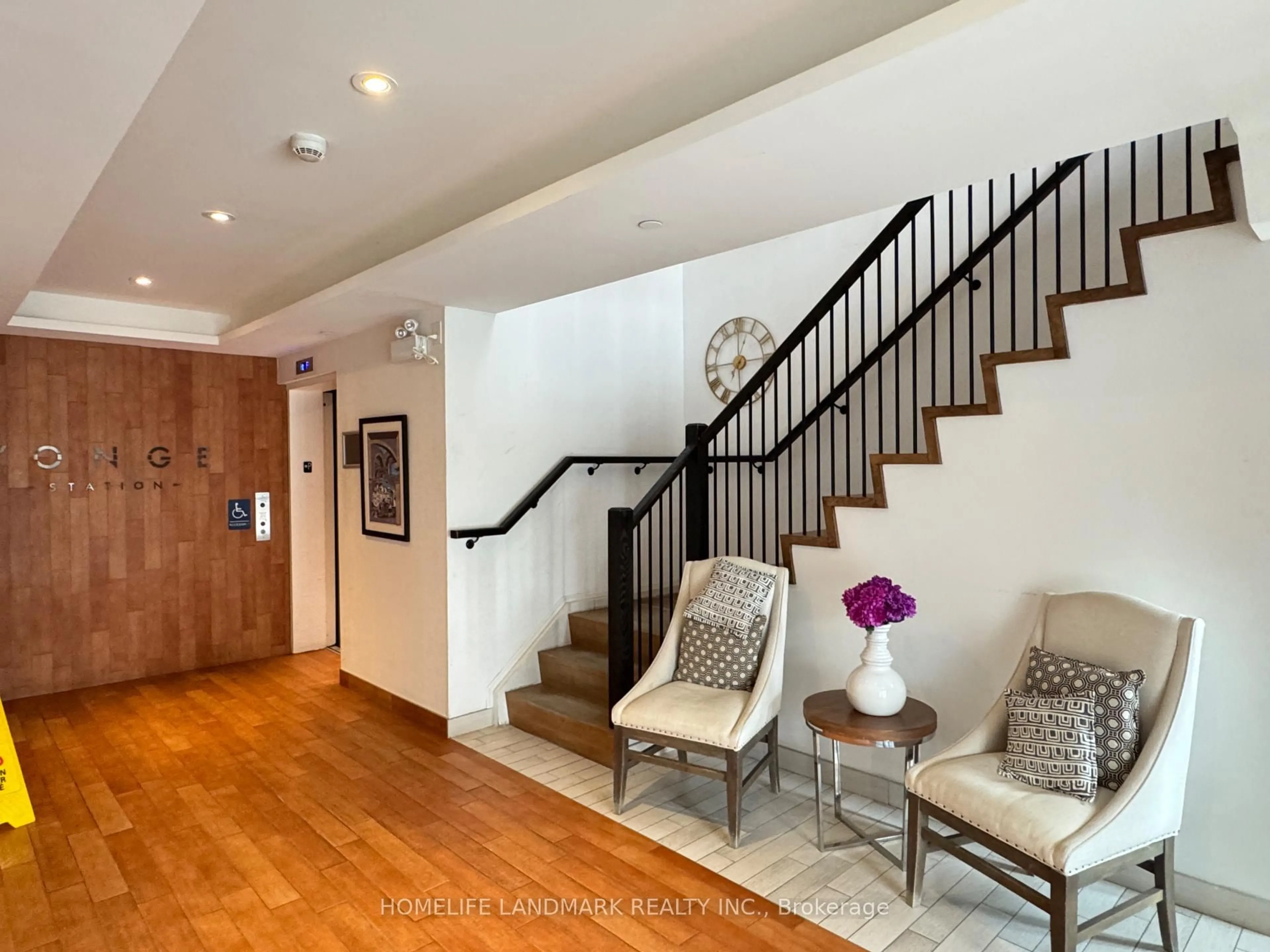 Indoor foyer for 100 Dean Ave #404, Barrie Ontario L9J 0H1