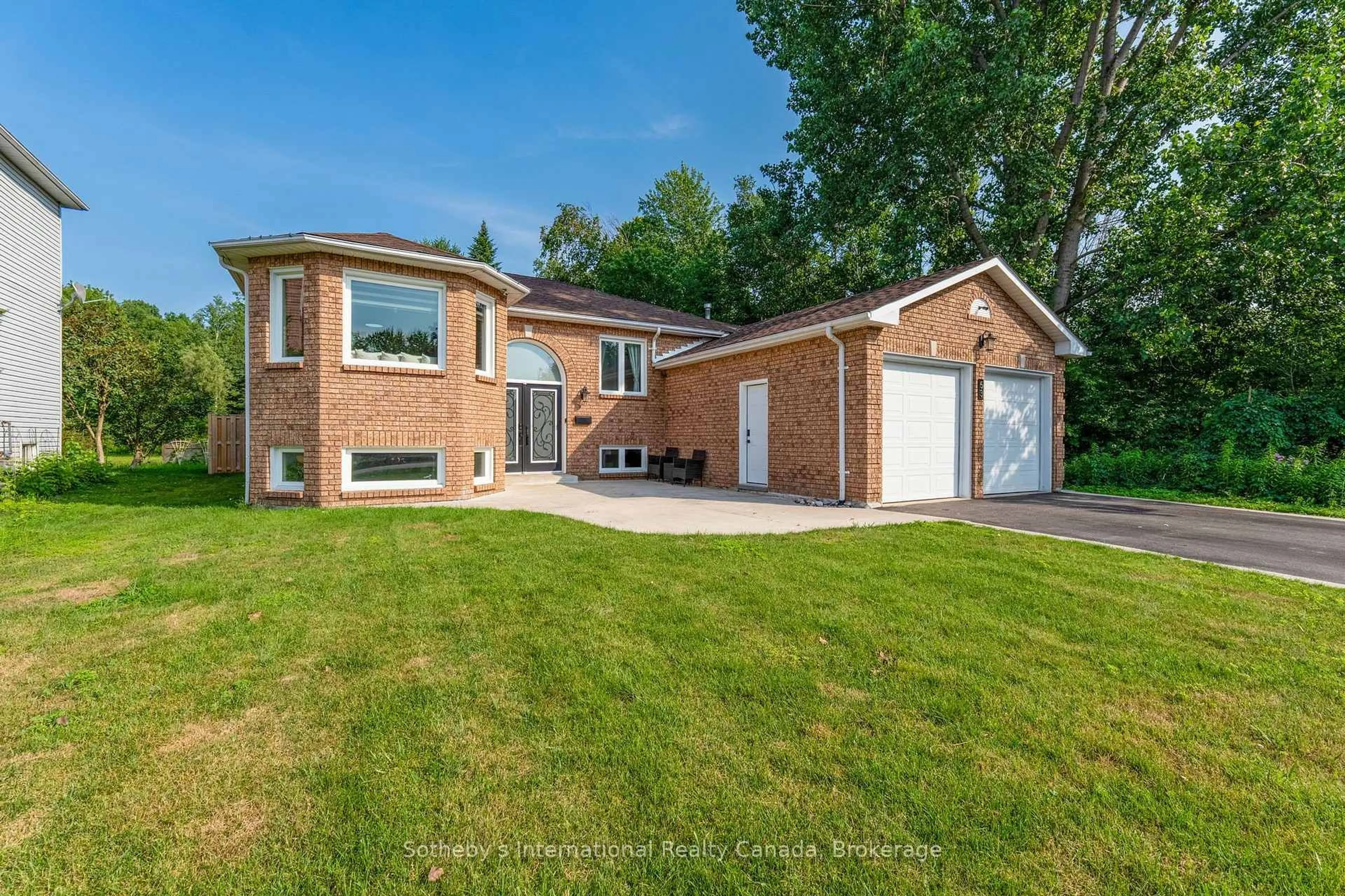 Home with brick exterior material, street for 53 Royal Beech Dr, Wasaga Beach Ontario L9Z 1H3