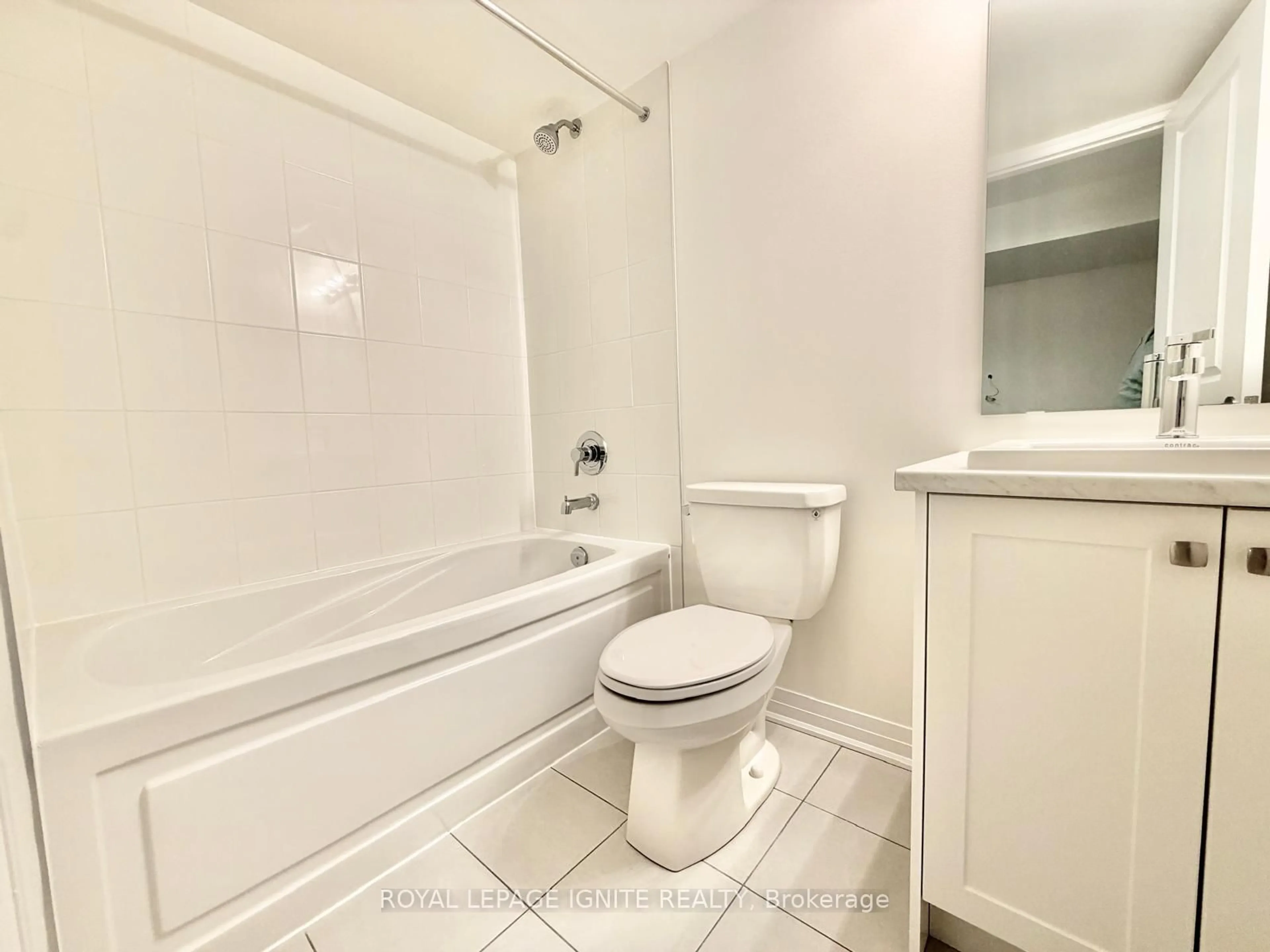 Standard bathroom, unknown for 551 Hudson St, Midland Ontario L4R 0J2