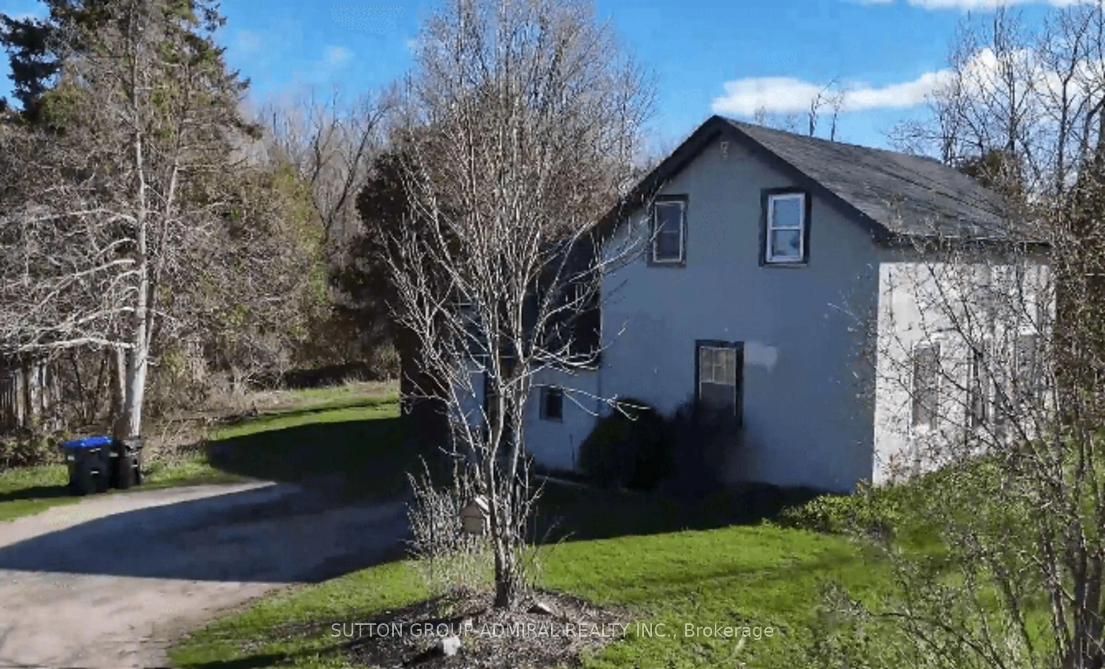 A pic from outside/outdoor area/front of a property/back of a property/a pic from drone, unknown for 1662 Penley Rd, Severn Ontario L3V 6H3