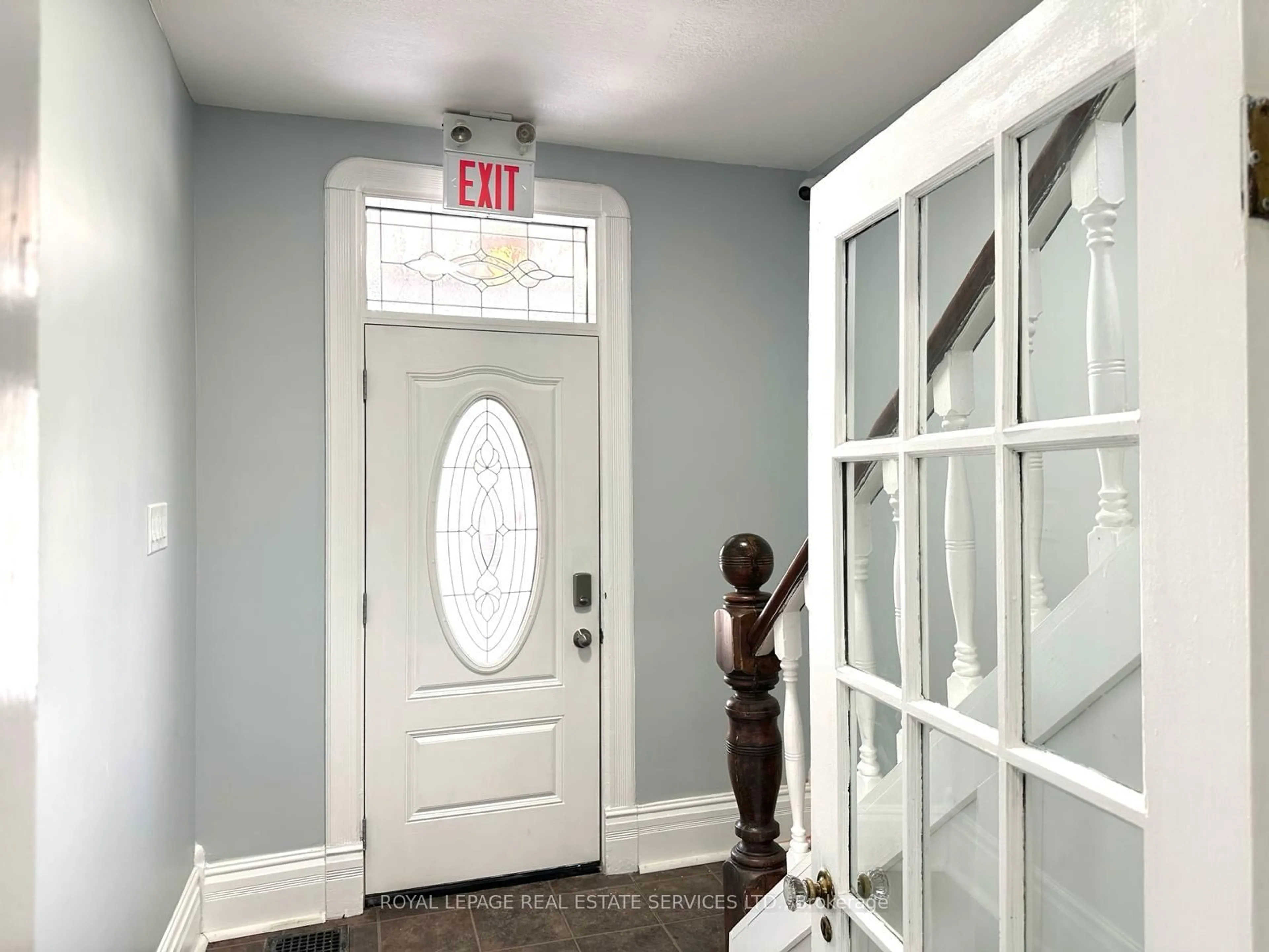 Indoor entryway for 100 Essa Rd, Barrie Ontario L4N 3K7