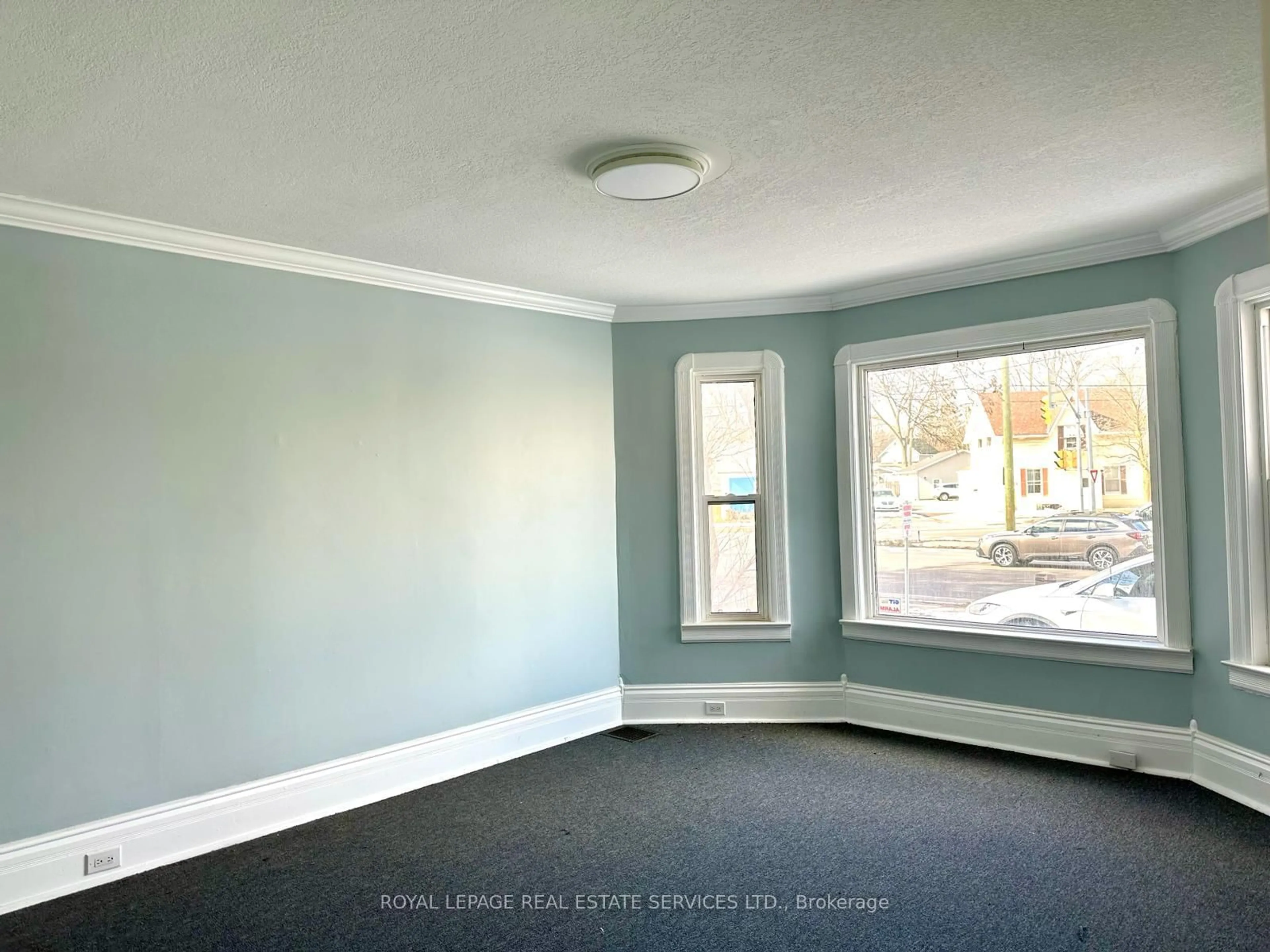 A pic of a room for 100 Essa Rd, Barrie Ontario L4N 3K7