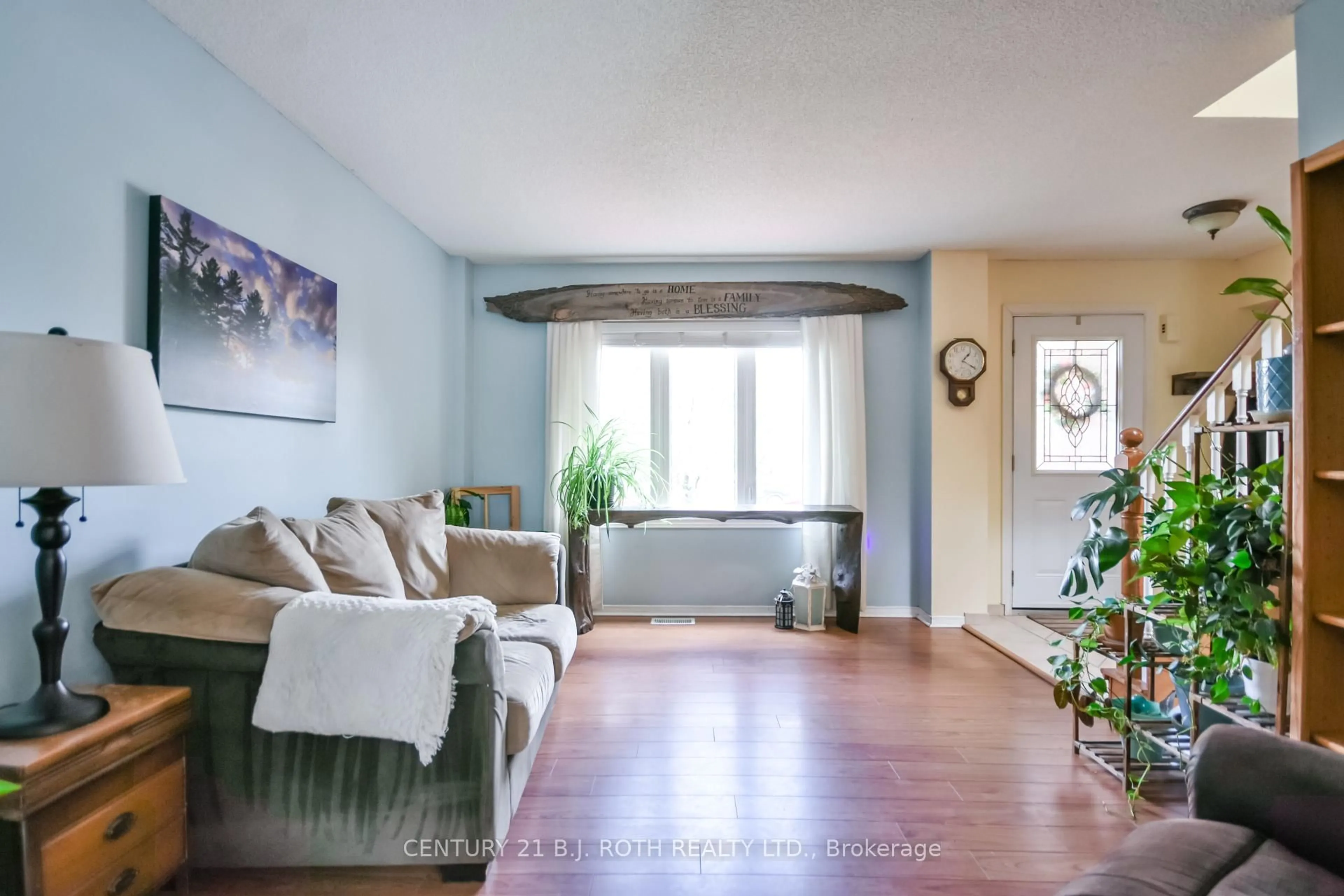 Living room with furniture, unknown for 42 Farmstead Cres, Barrie Ontario L4N 8S1