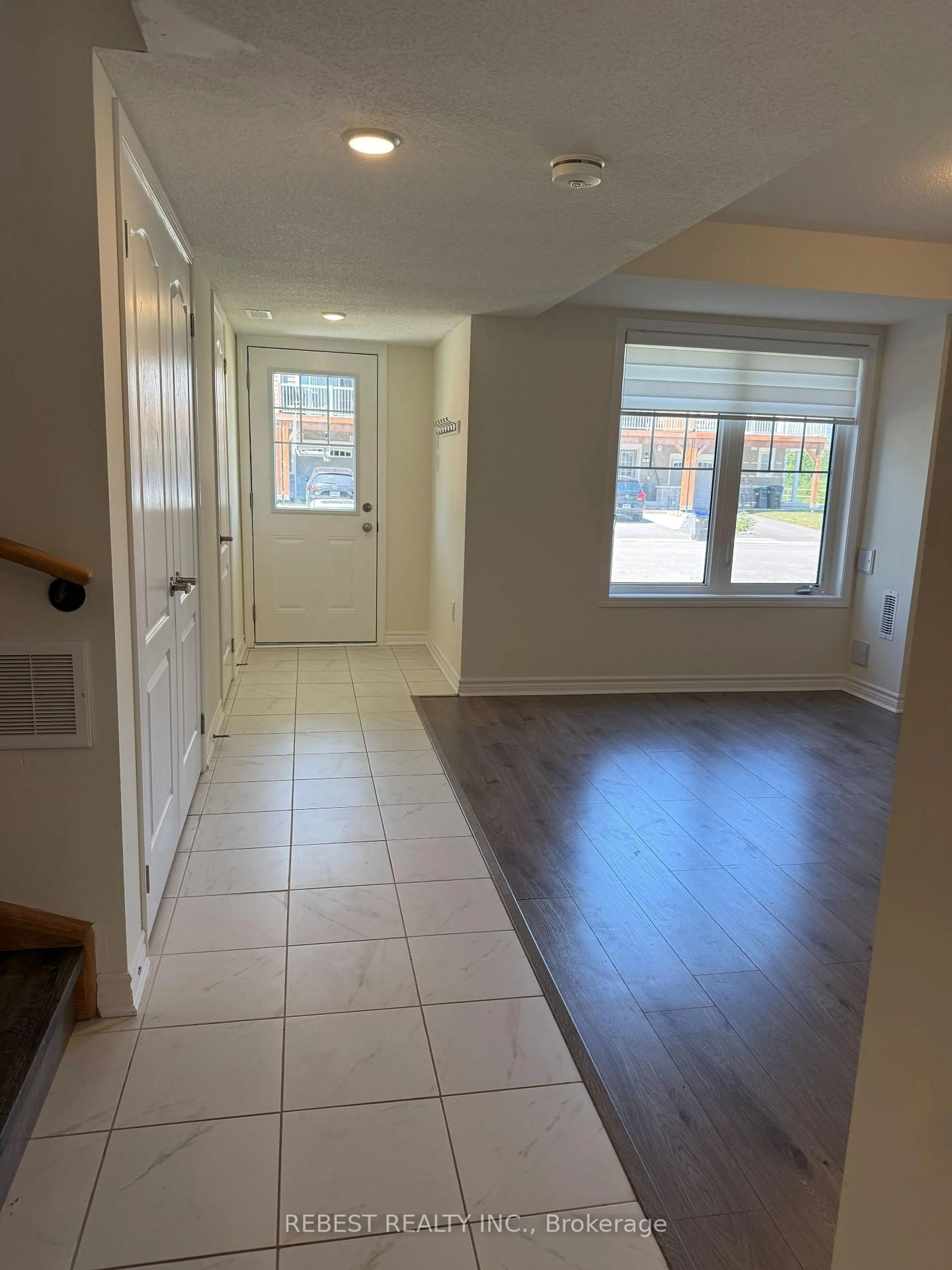 Indoor entryway for 99 Surf Dr, Wasaga Beach Ontario L9Z 0L2