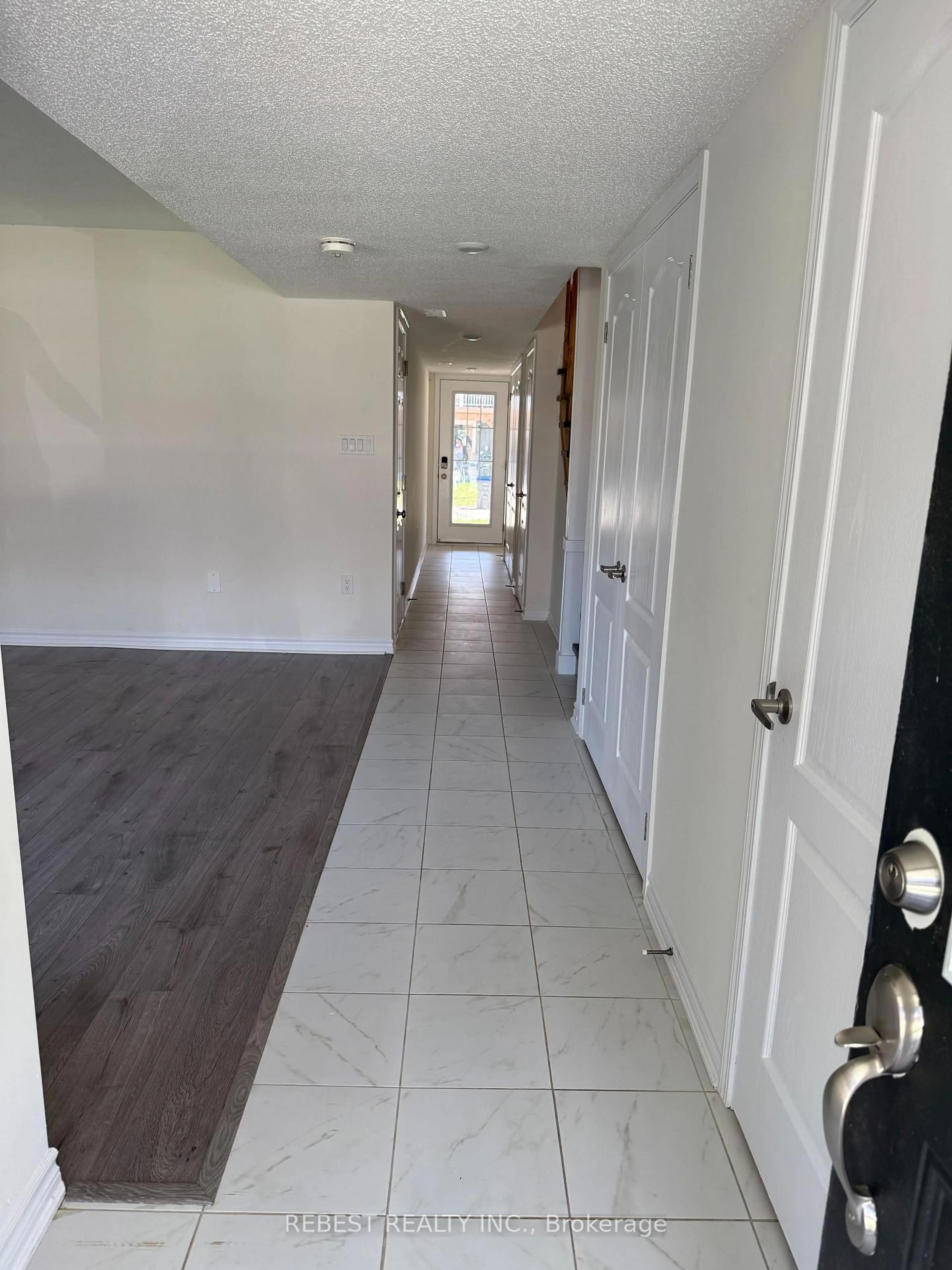 Indoor entryway for 99 Surf Dr, Wasaga Beach Ontario L9Z 0L2