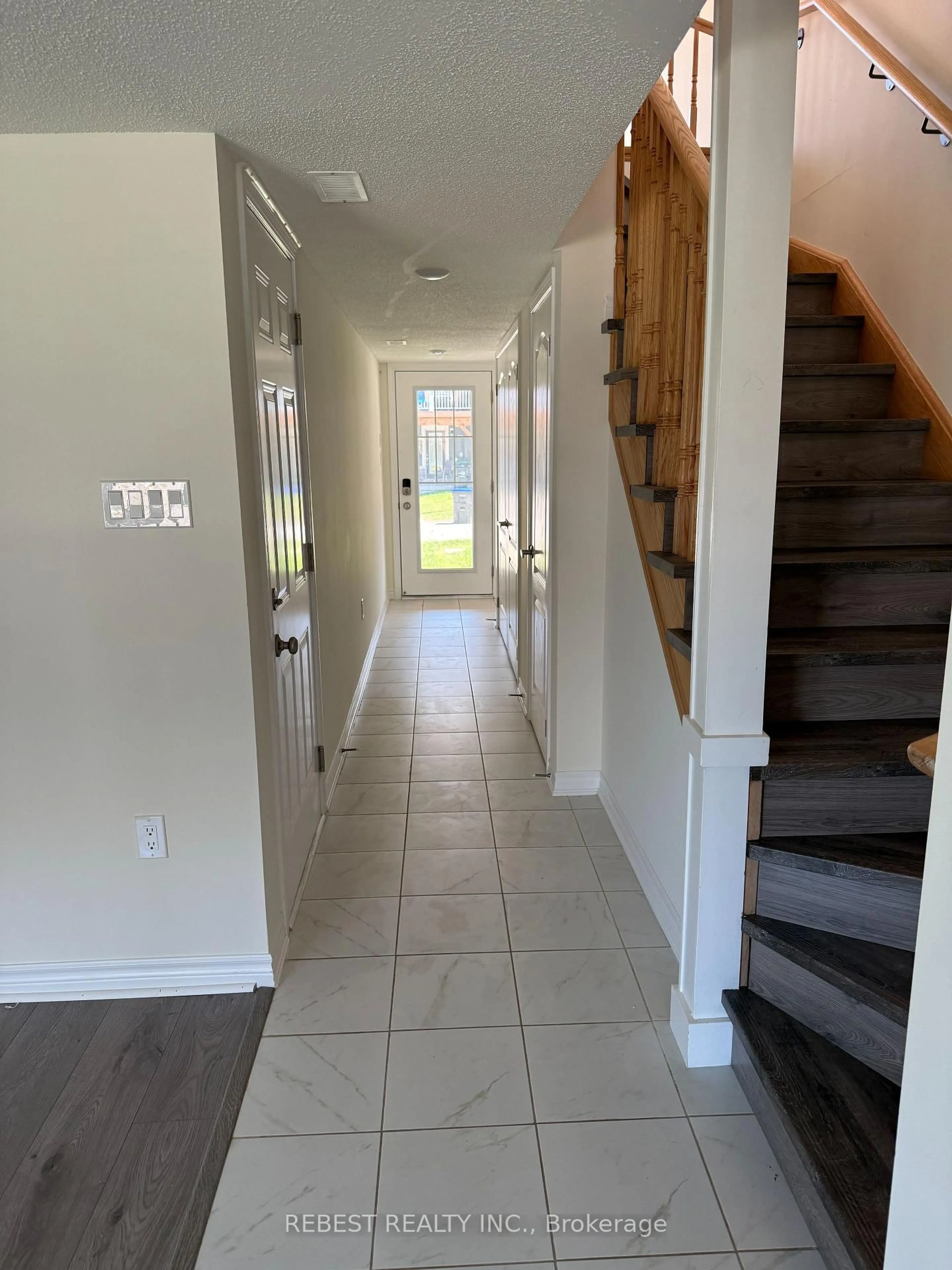 Indoor entryway for 99 Surf Dr, Wasaga Beach Ontario L9Z 0L2
