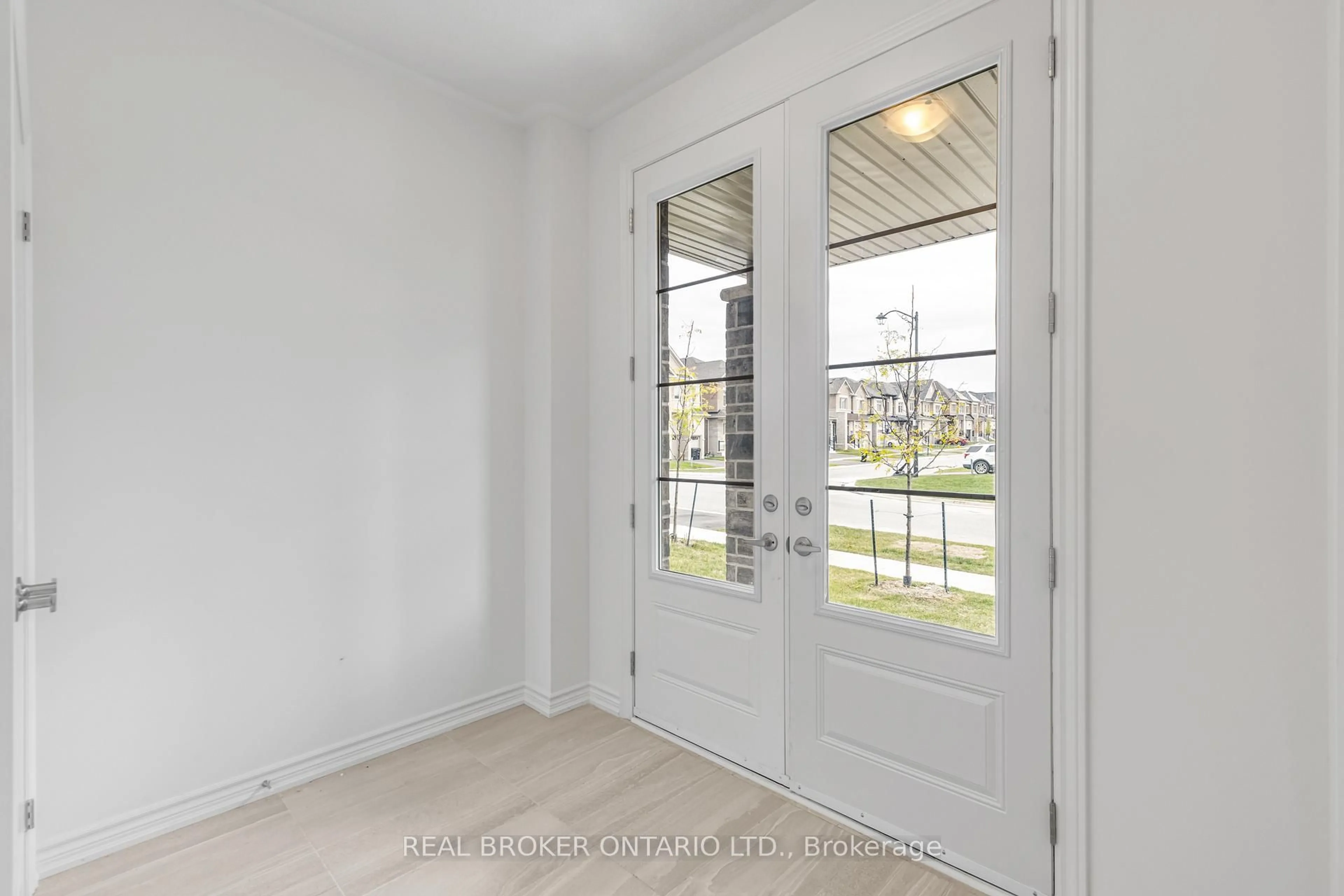 Indoor entryway for 8 Daisy St, Springwater Ontario L9X 2C5