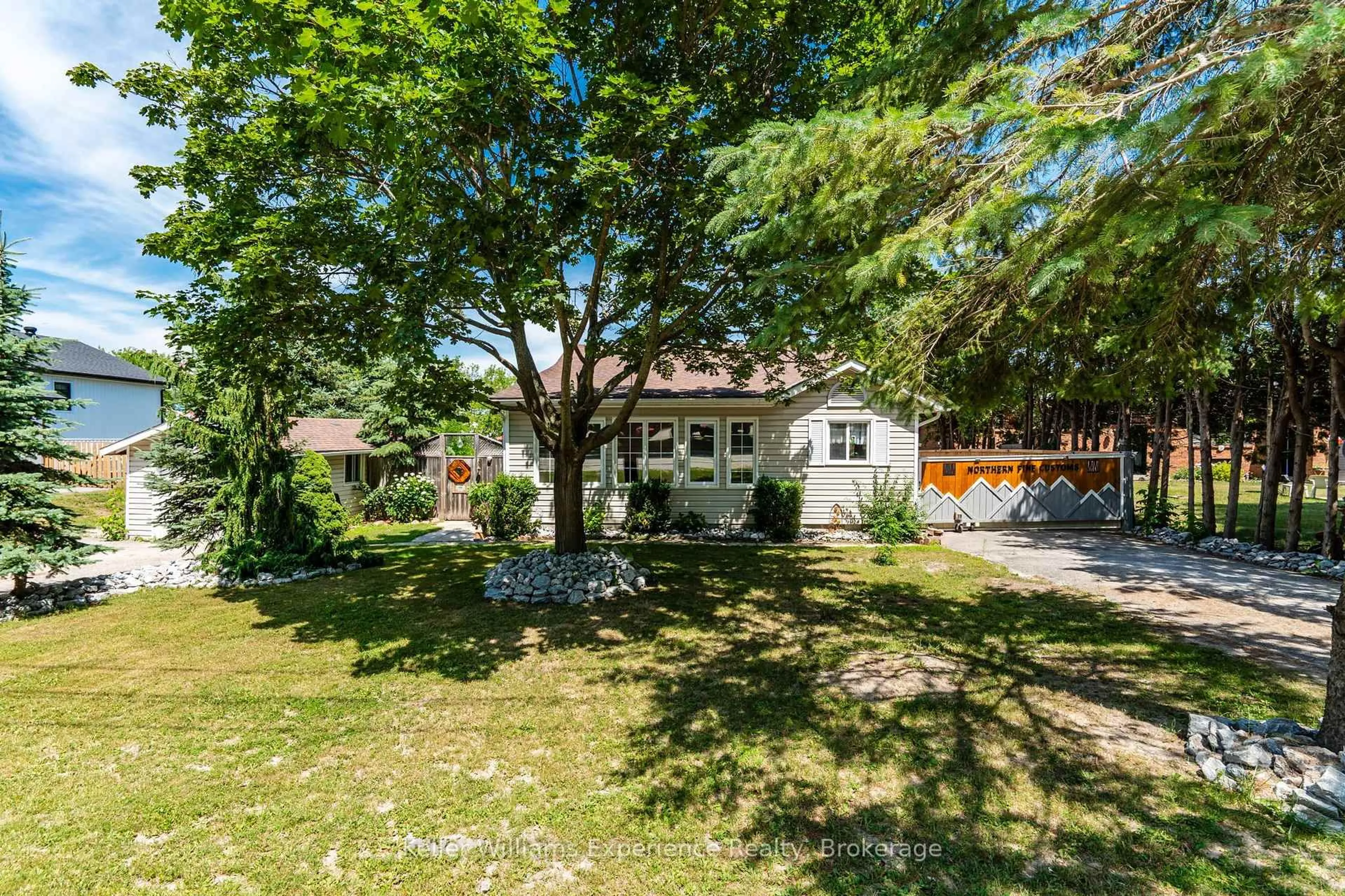 A pic from outside/outdoor area/front of a property/back of a property/a pic from drone, street for 281 Park St, Tay Ontario L0K 2A0