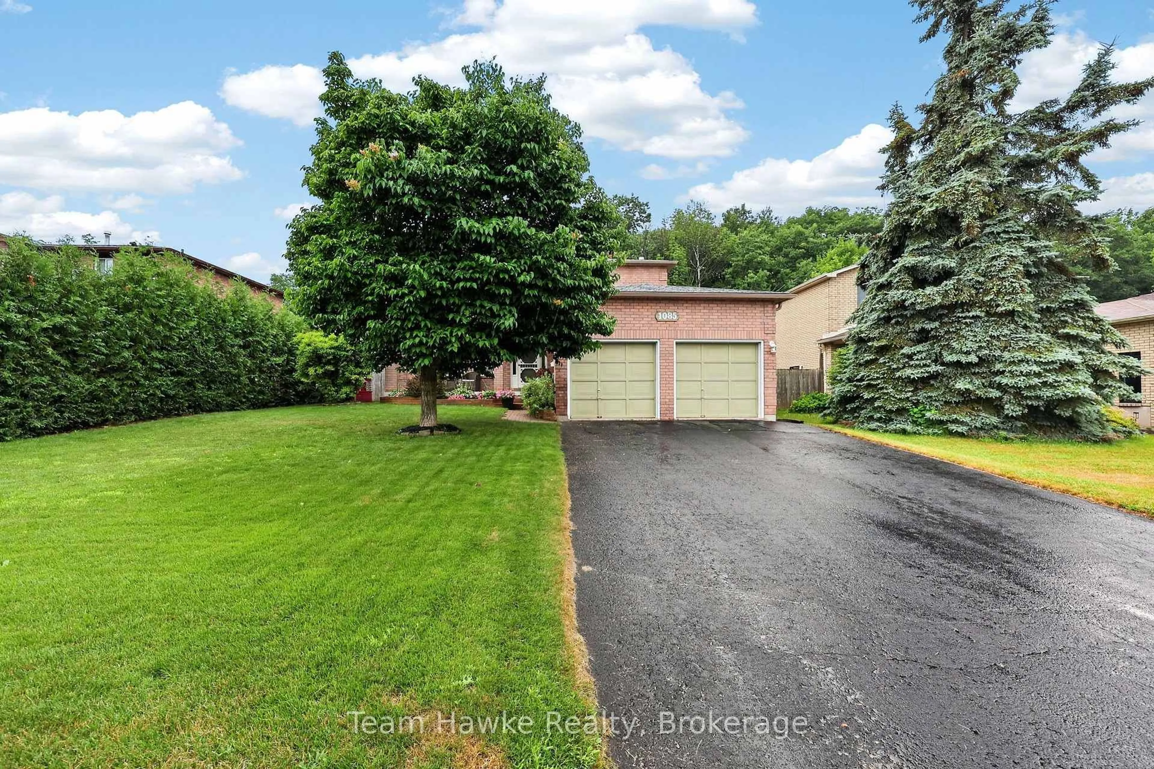 A pic from outside/outdoor area/front of a property/back of a property/a pic from drone, unknown for 1085 Dina Cres, Midland Ontario L4R 5C6