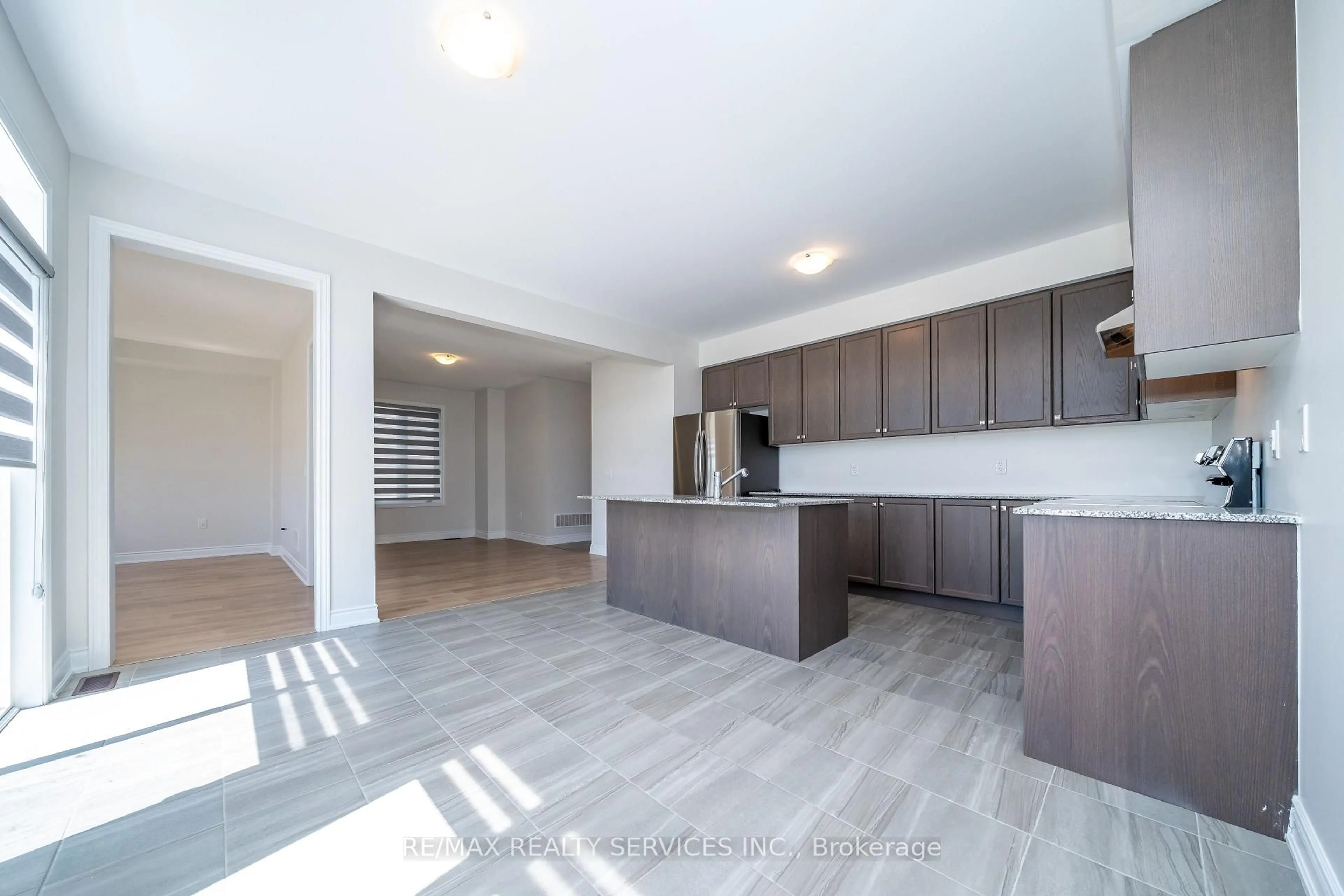 Open concept kitchen, unknown for 41 Union Blvd, Wasaga Beach Ontario L9Z 0M6