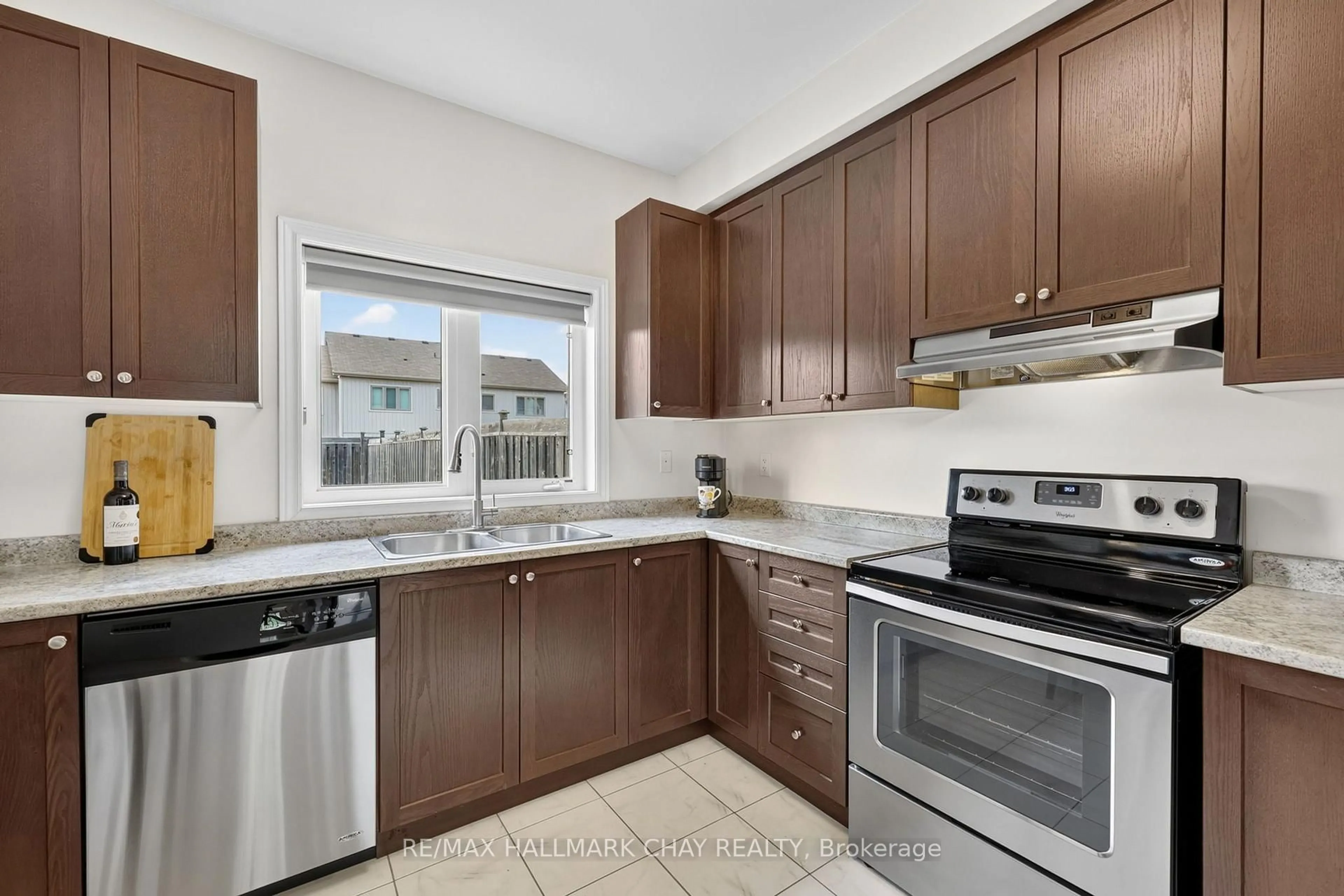 Standard kitchen, unknown for 21 Pearcey Cres, Barrie Ontario L4N 6R8