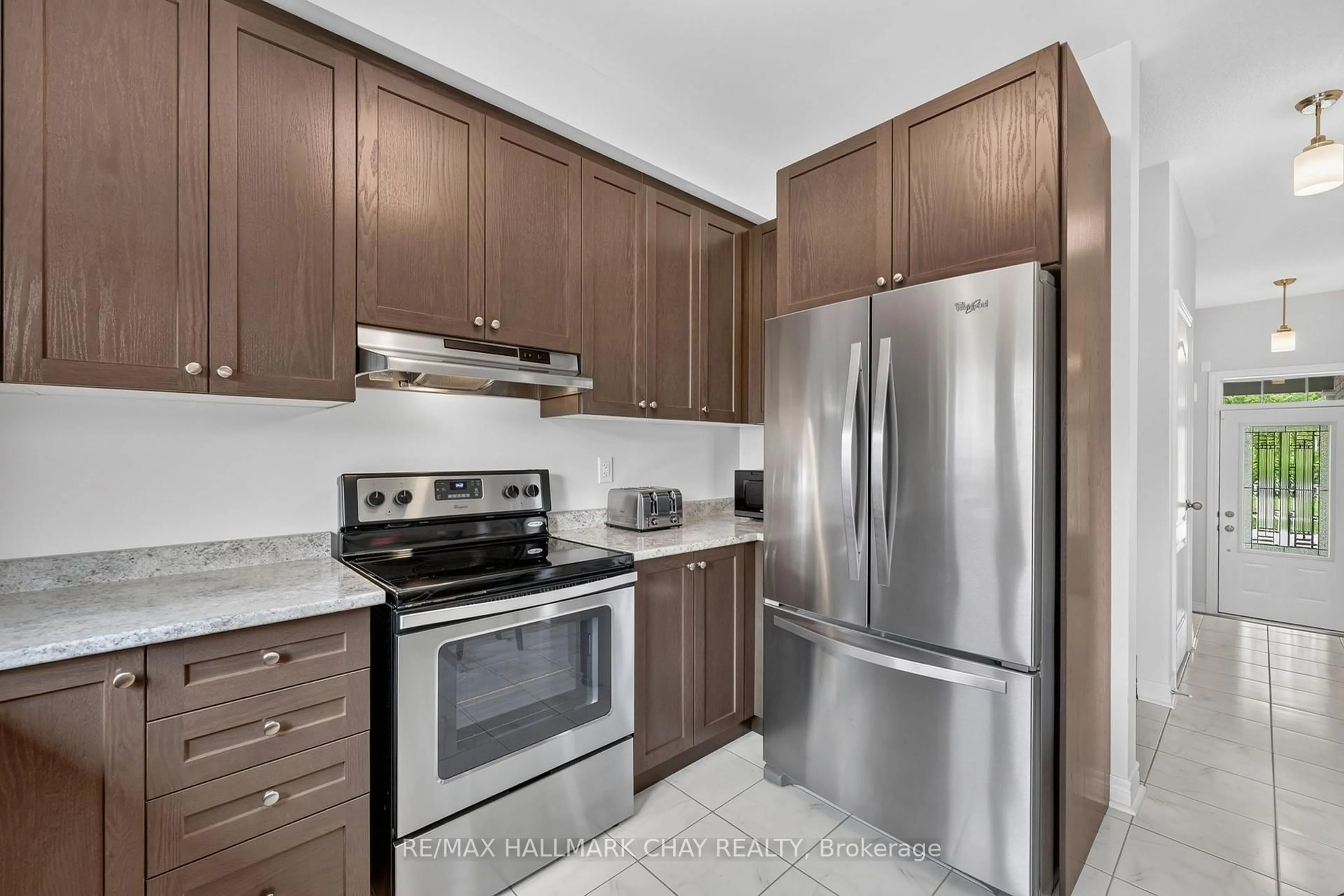 Standard kitchen, unknown for 21 Pearcey Cres, Barrie Ontario L4N 6R8