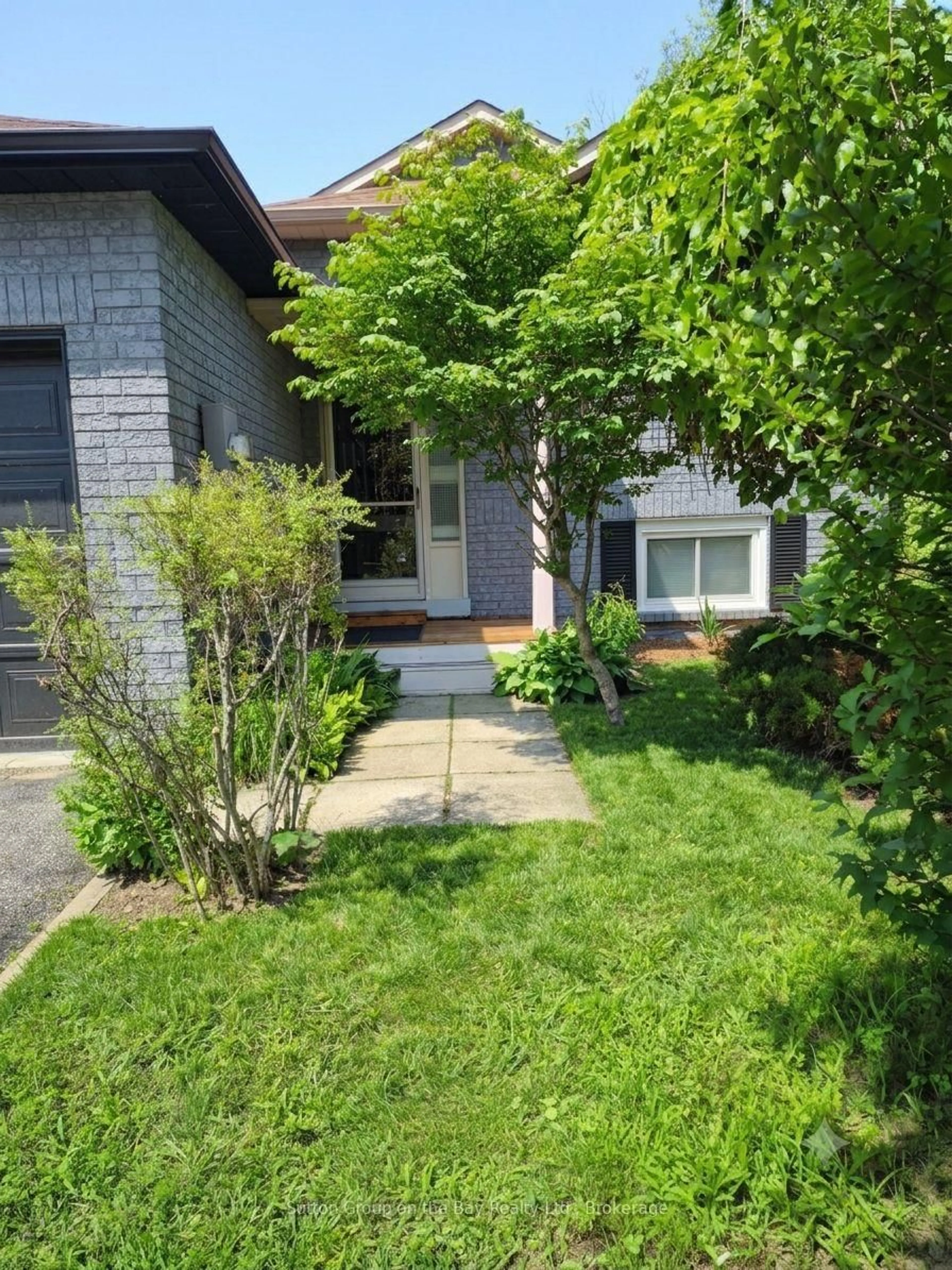 A pic from outside/outdoor area/front of a property/back of a property/a pic from drone, street for 6 Donald Cres, Wasaga Beach Ontario L9Z 1E1