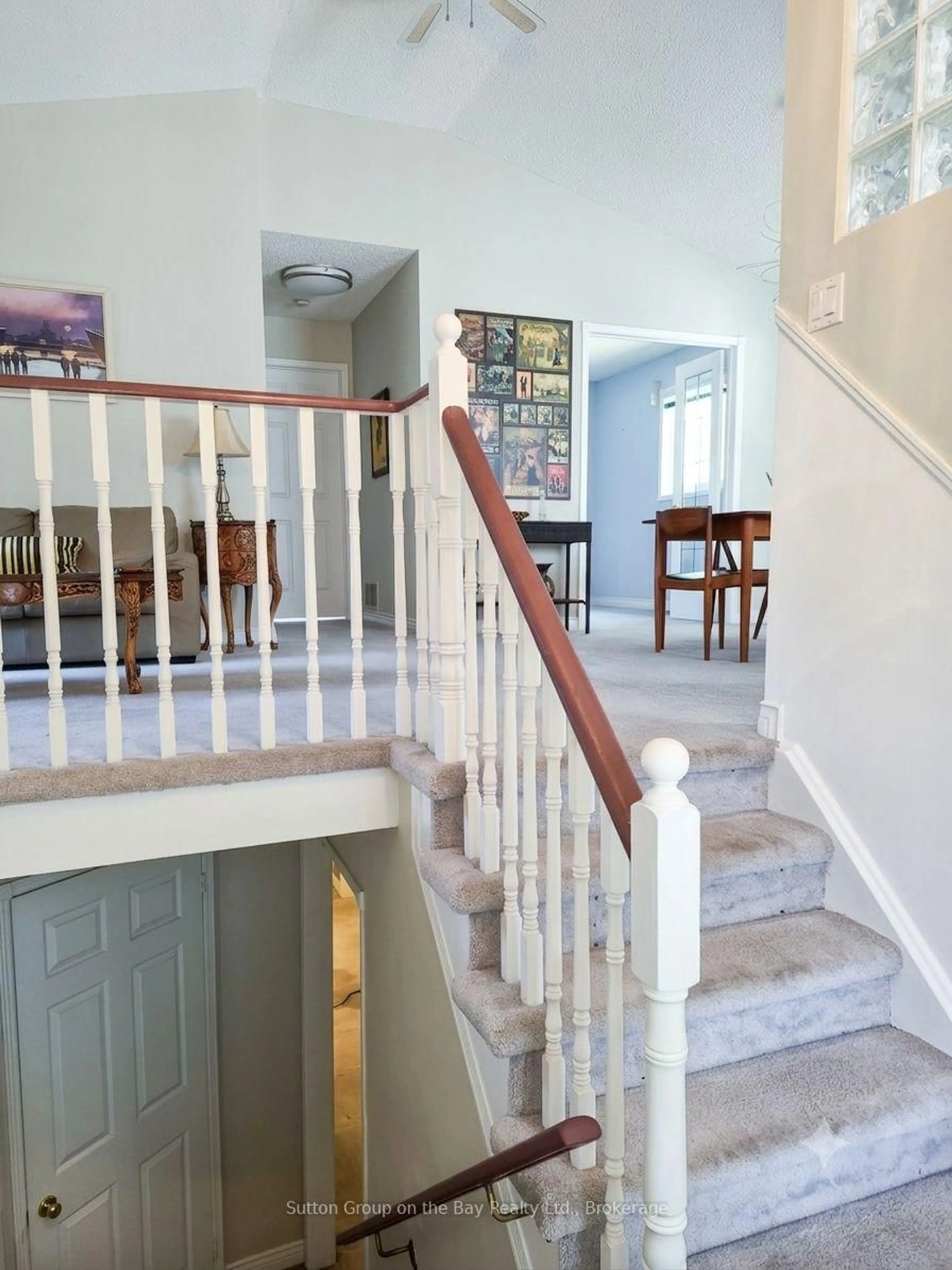 Indoor foyer for 6 Donald Cres, Wasaga Beach Ontario L9Z 1E1