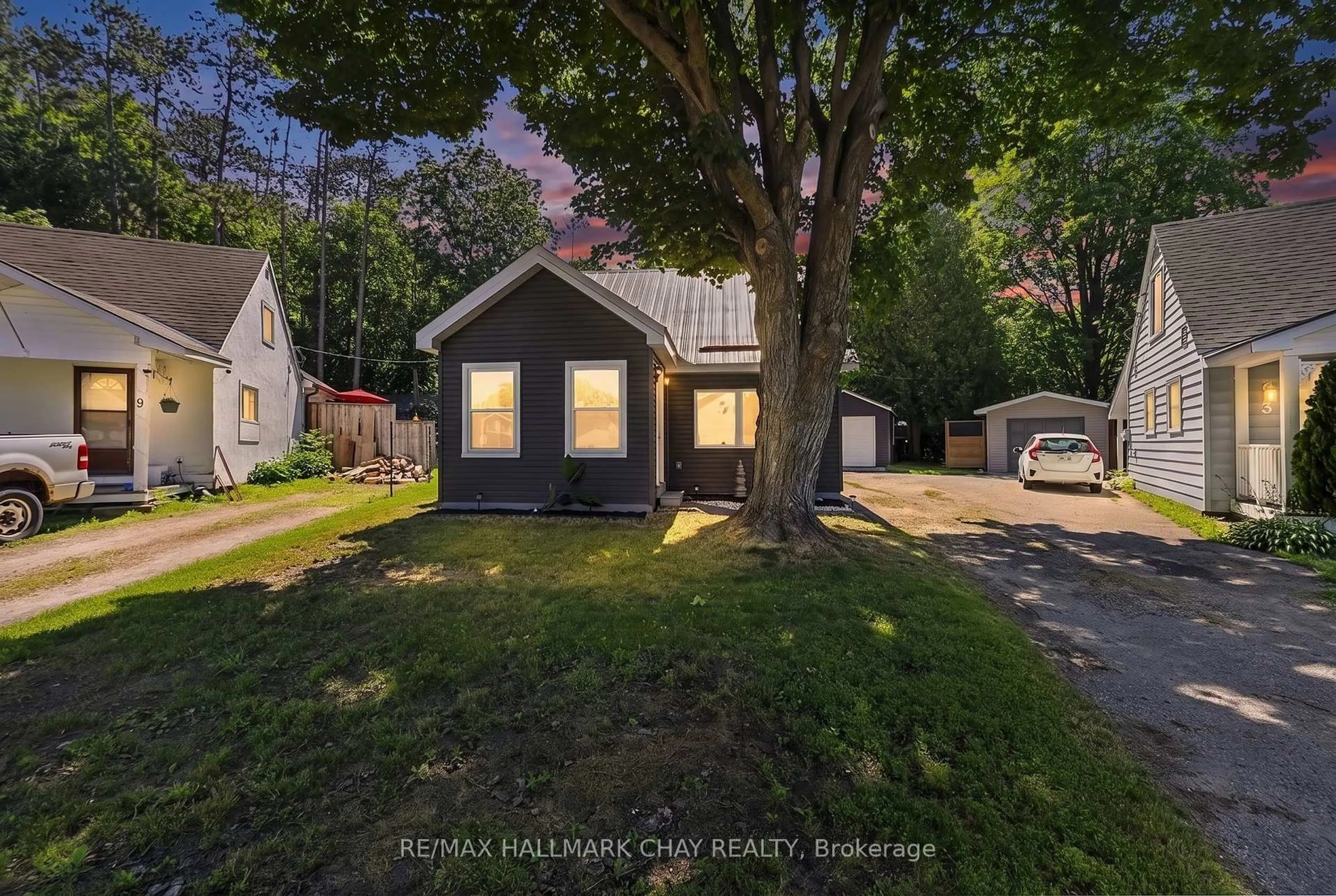 A pic from outside/outdoor area/front of a property/back of a property/a pic from drone, street for 7 Victory Cres, Penetanguishene Ontario L9M 1B6