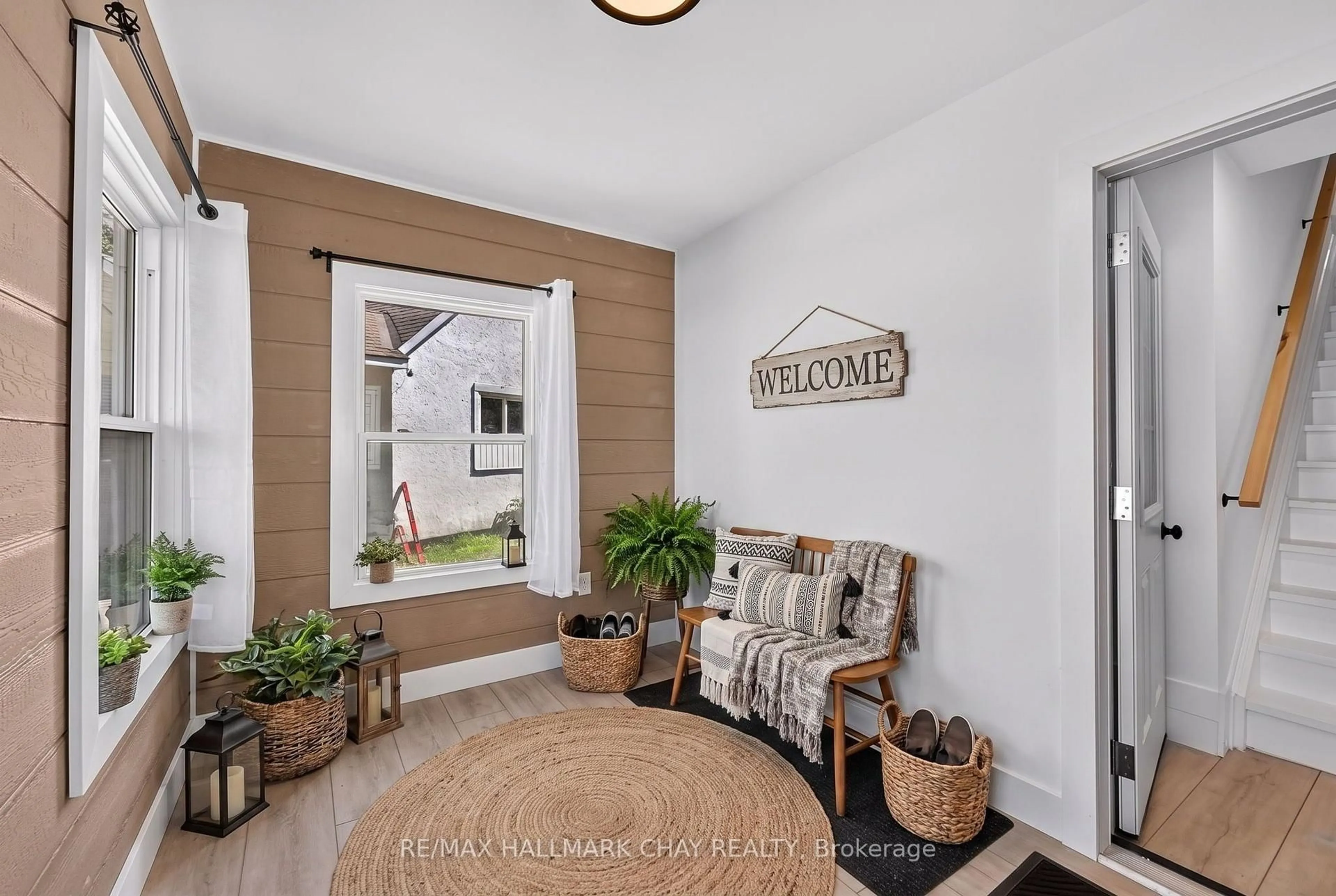 Indoor entryway for 7 Victory Cres, Penetanguishene Ontario L9M 1B6