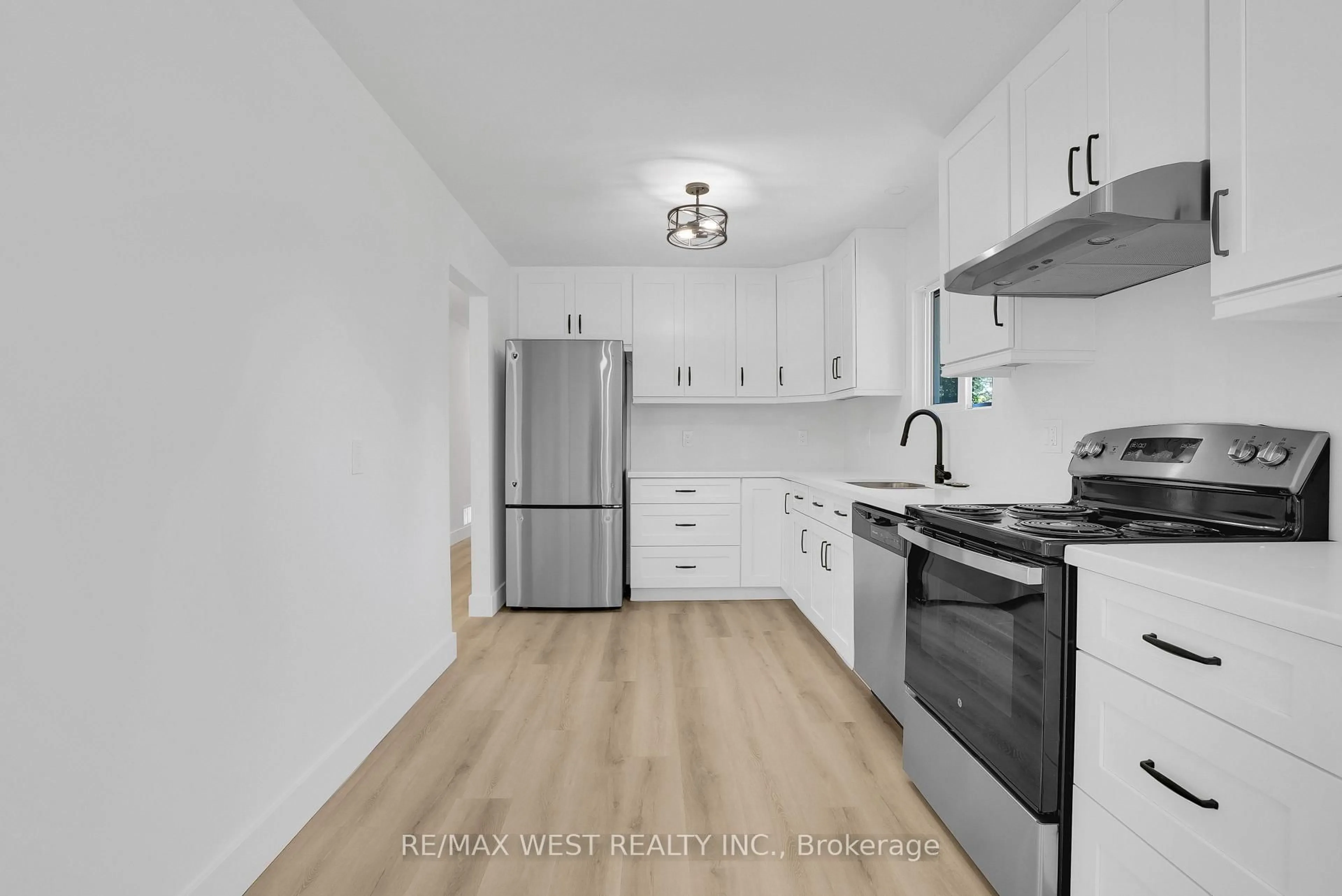 Standard kitchen, unknown for 571 High St, Orillia Ontario L3V 4Y2