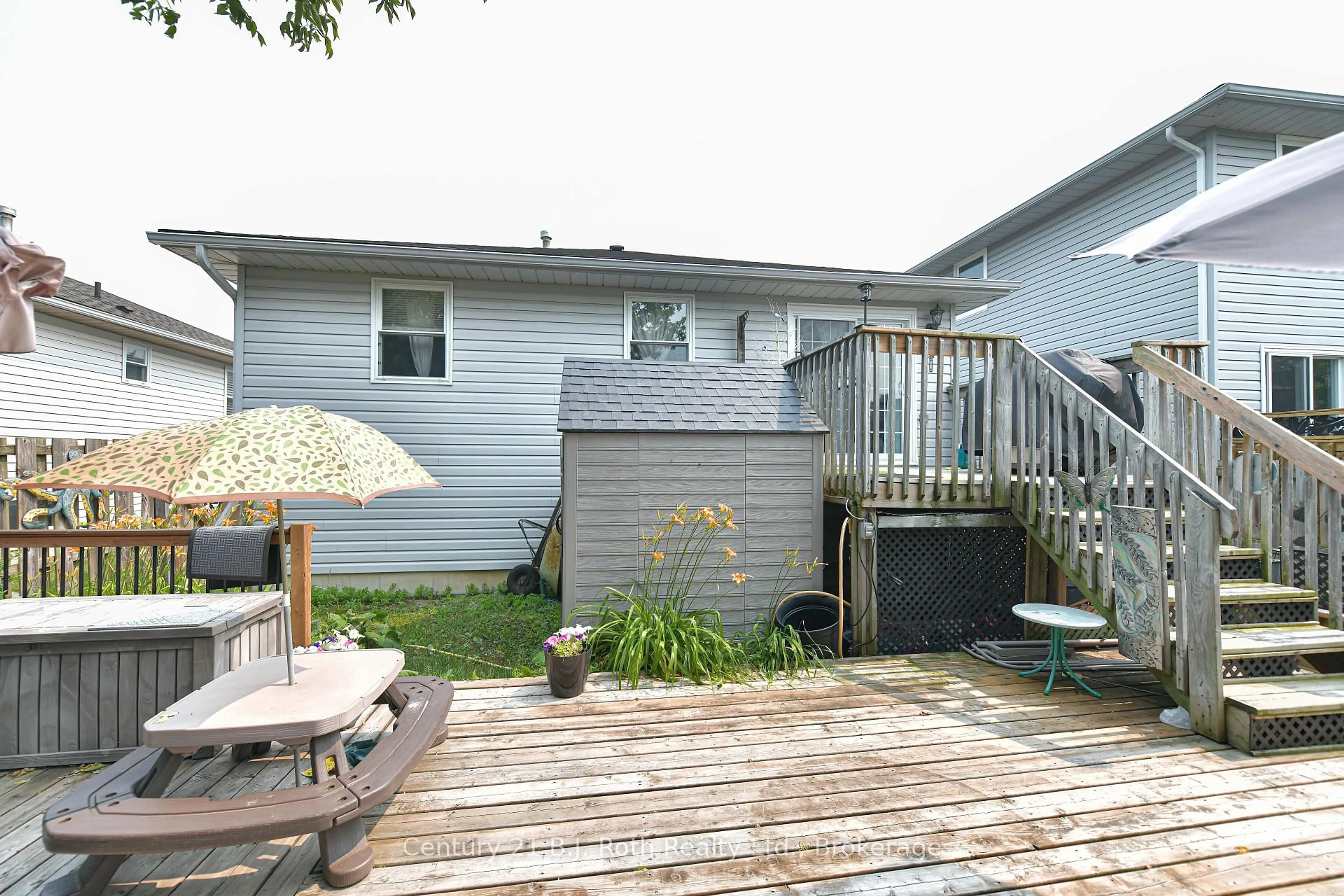 Patio, street for 44 Courtney Cres, Orillia Ontario L3V 7Y3