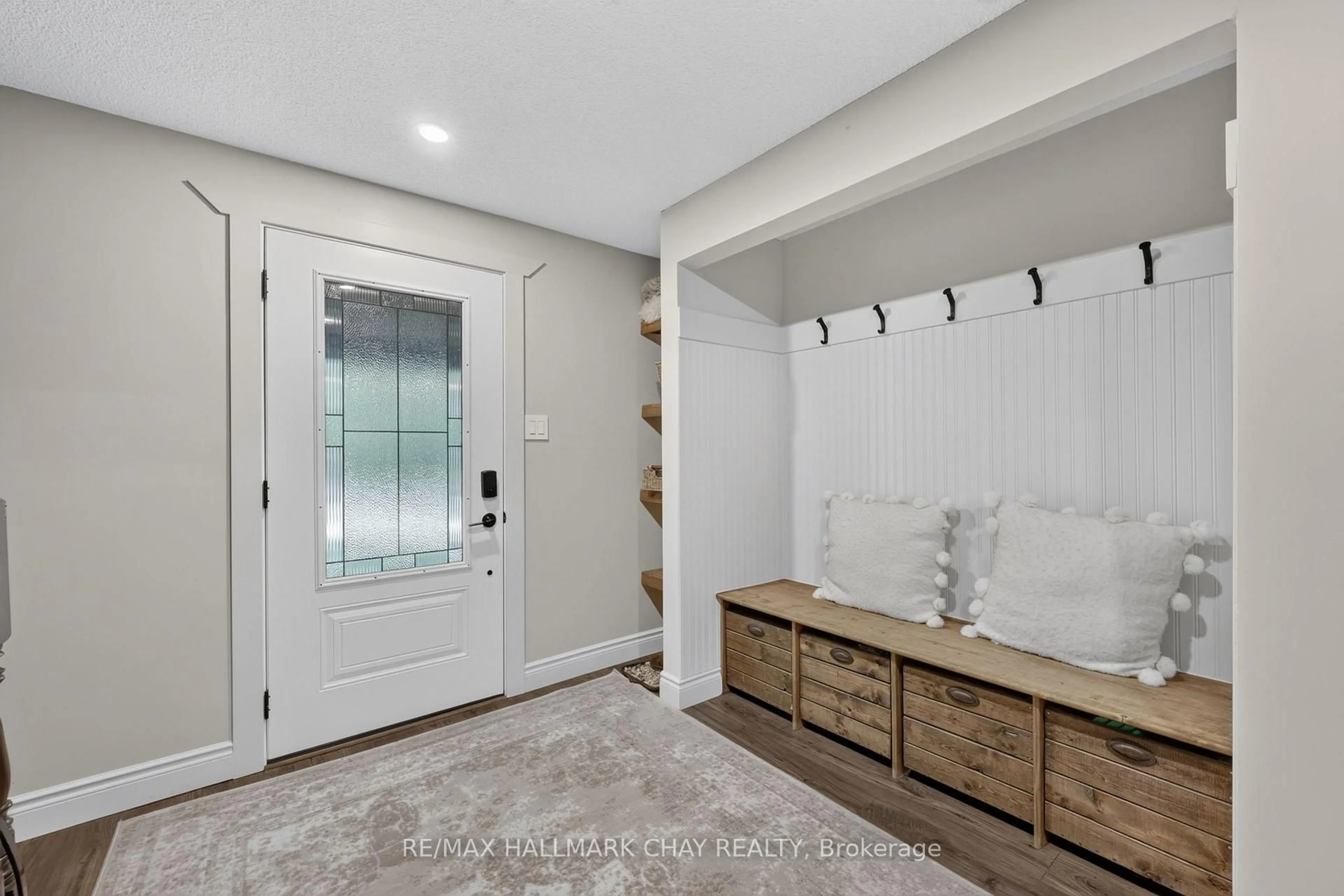 Indoor entryway for 23 ALGONQUIN Tr, Oro-Medonte Ontario L0K 1E0
