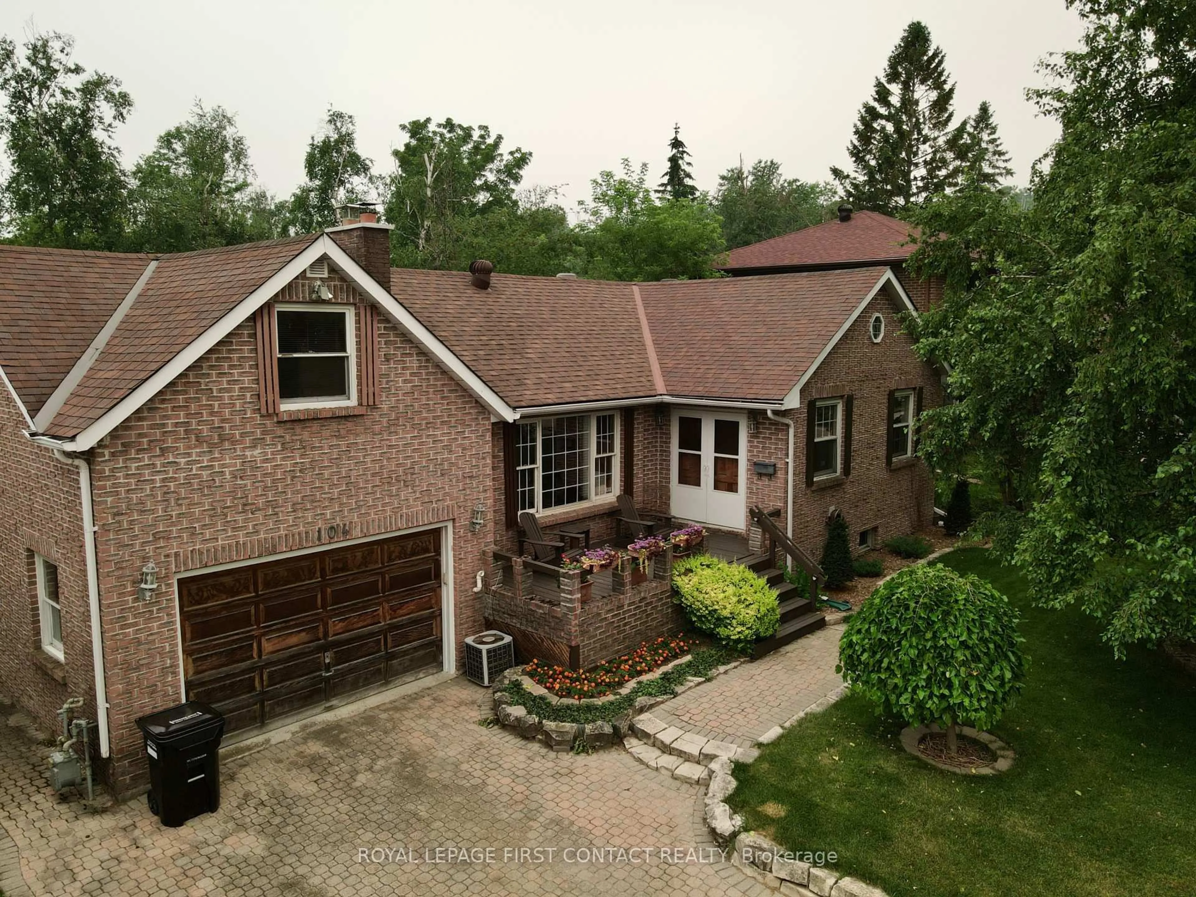 A pic from outside/outdoor area/front of a property/back of a property/a pic from drone, street for 104 Eccles St, Barrie Ontario L4N 1Y7
