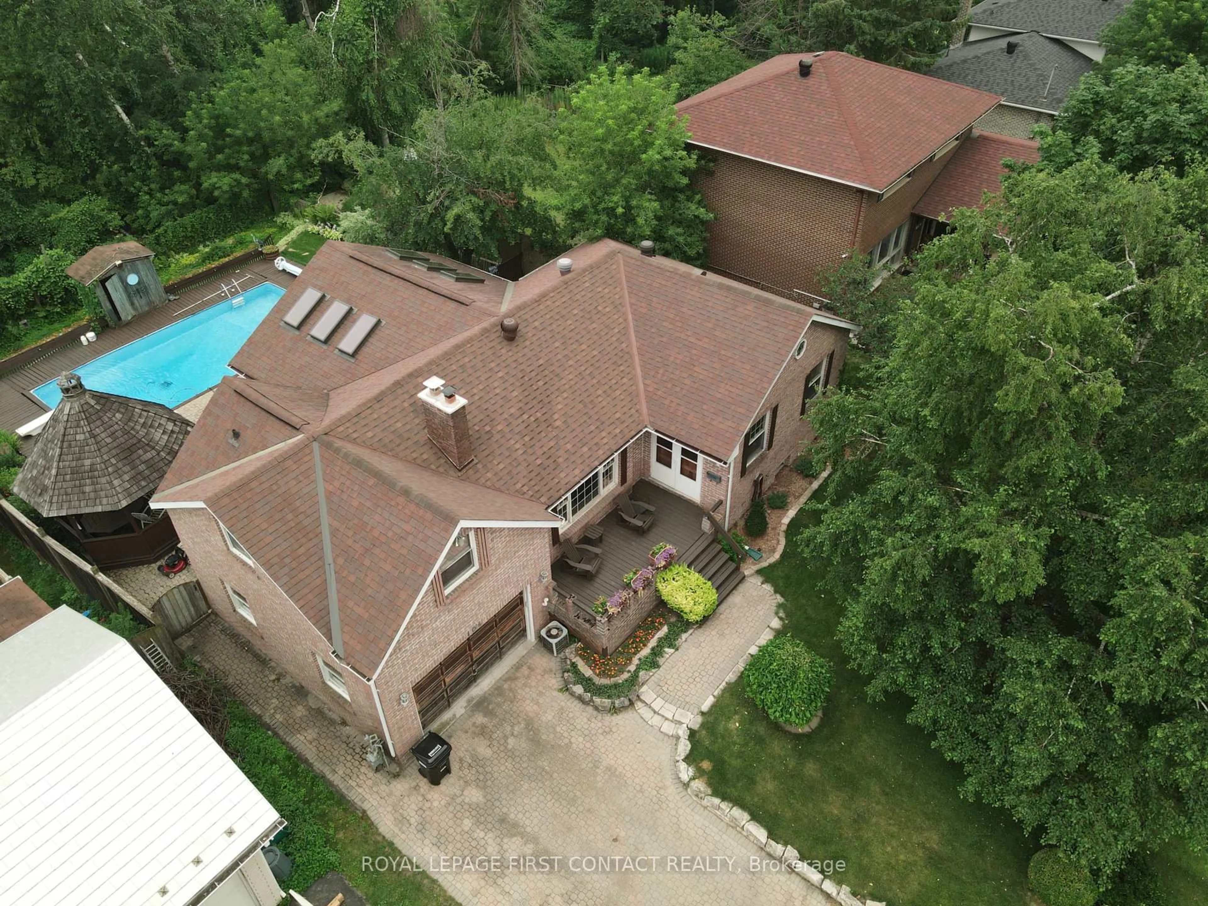 A pic from outside/outdoor area/front of a property/back of a property/a pic from drone, unknown for 104 Eccles St, Barrie Ontario L4N 1Y7