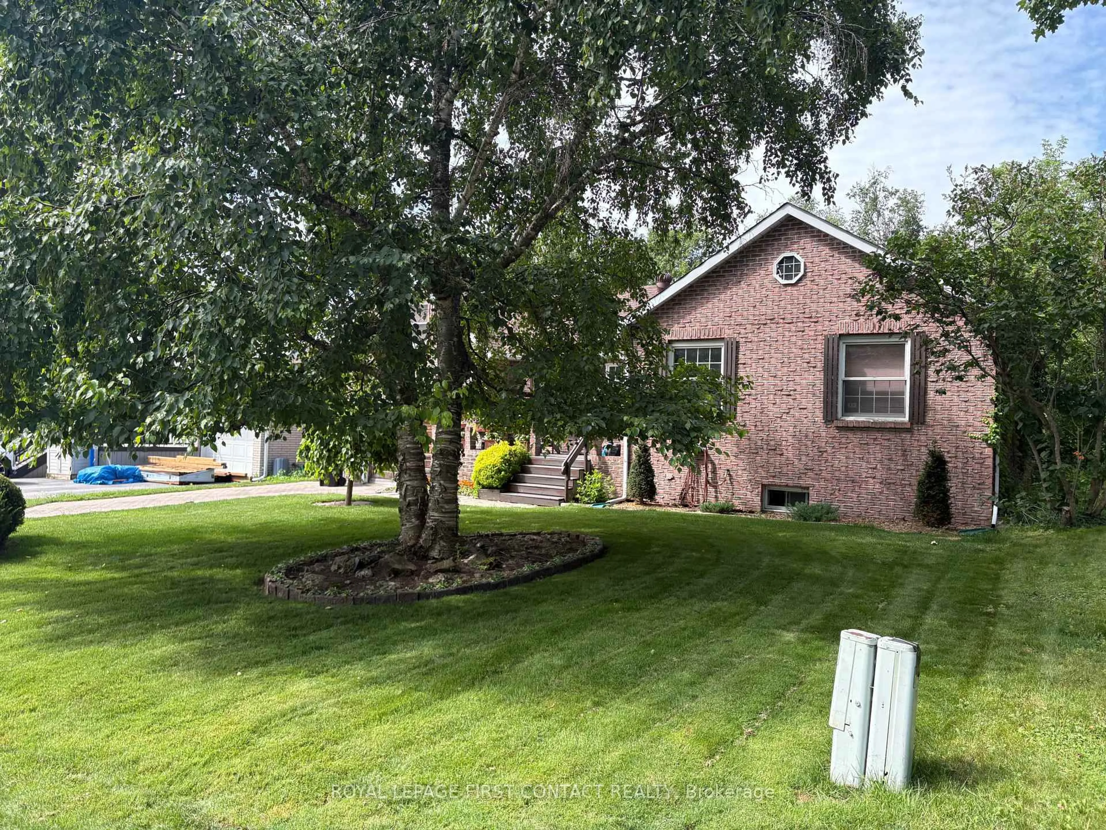 A pic from outside/outdoor area/front of a property/back of a property/a pic from drone, unknown for 104 Eccles St, Barrie Ontario L4N 1Y7