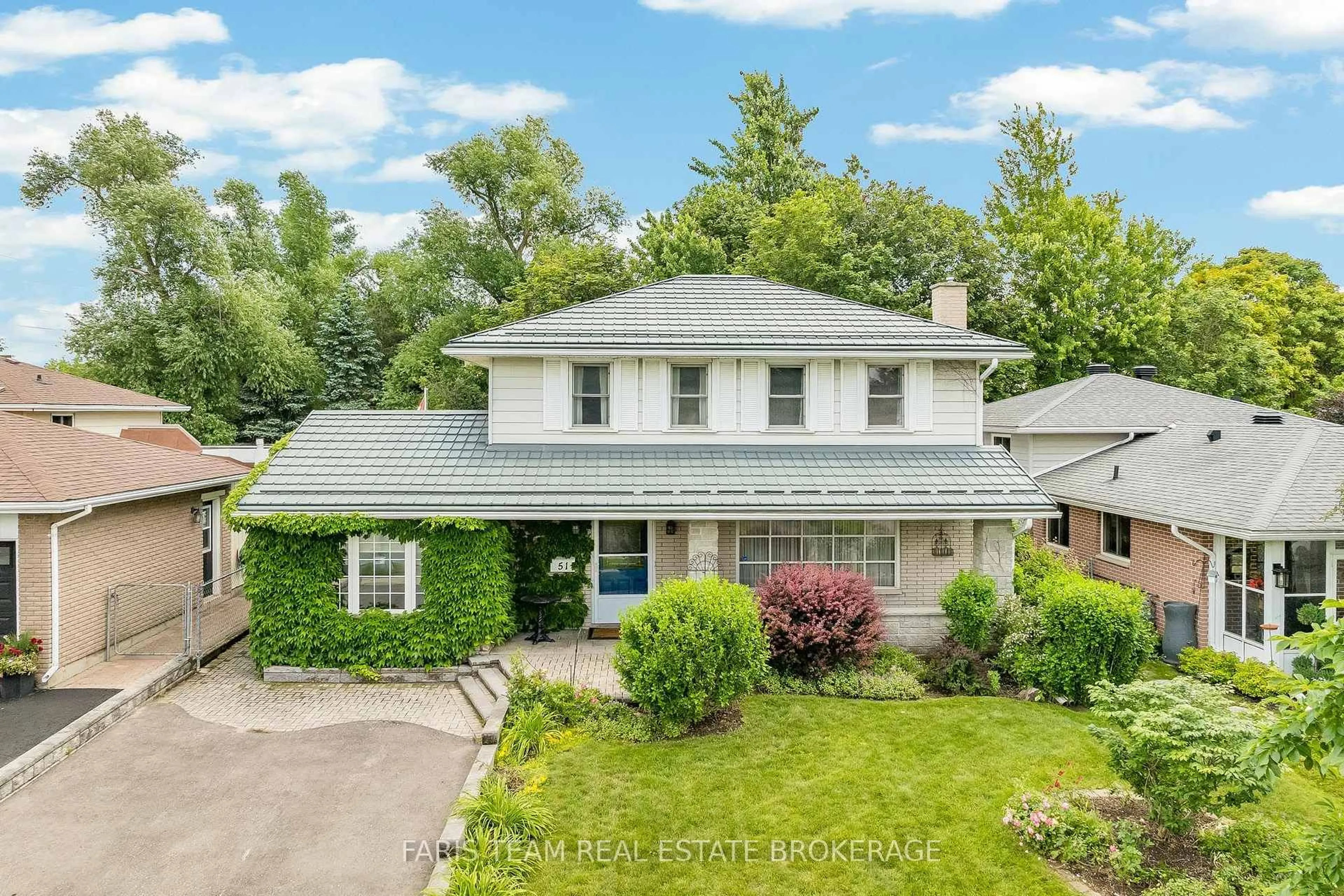 A pic from outside/outdoor area/front of a property/back of a property/a pic from drone, street for 51 Davies Cres, Barrie Ontario L4M 2M4