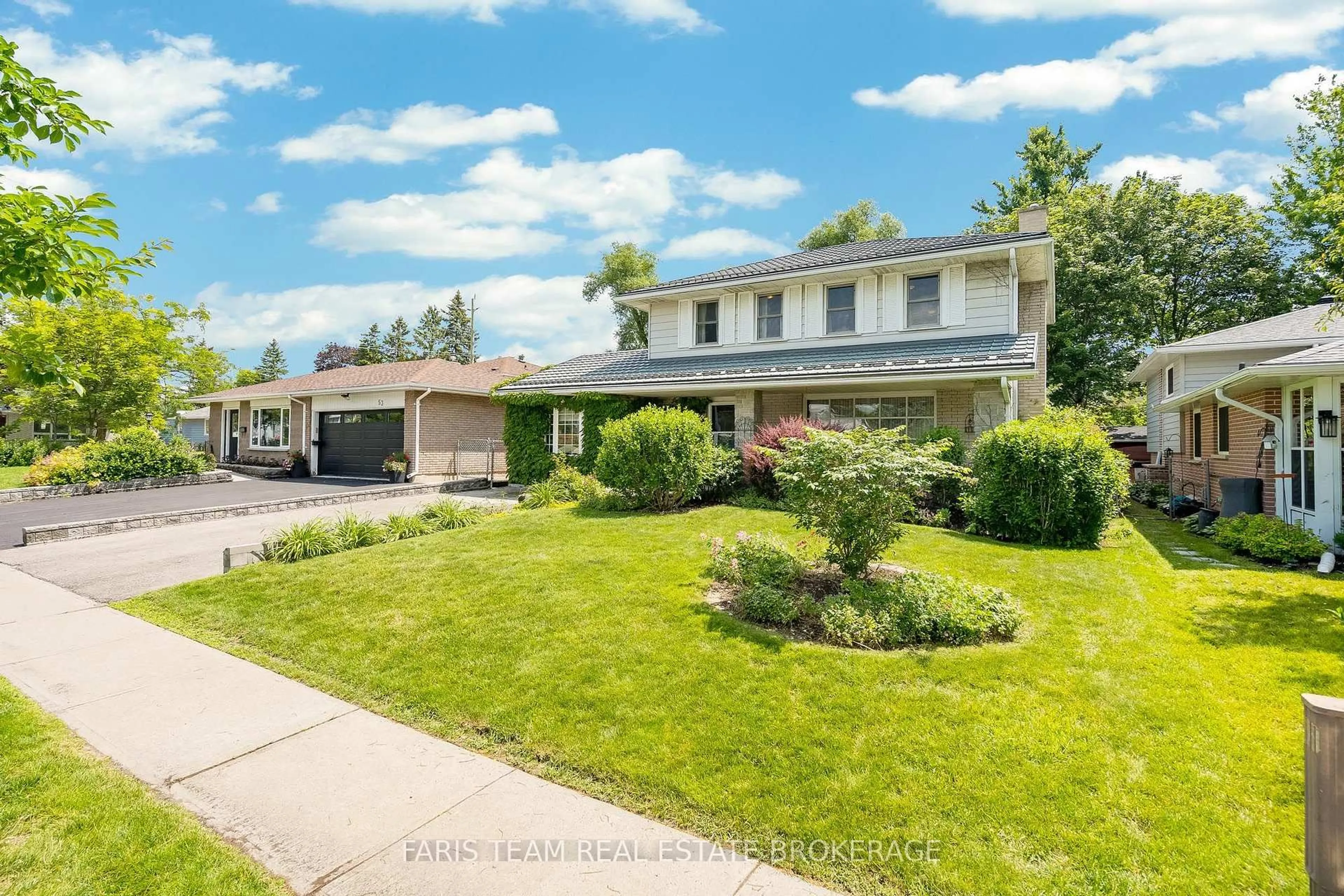 A pic from outside/outdoor area/front of a property/back of a property/a pic from drone, street for 51 Davies Cres, Barrie Ontario L4M 2M4
