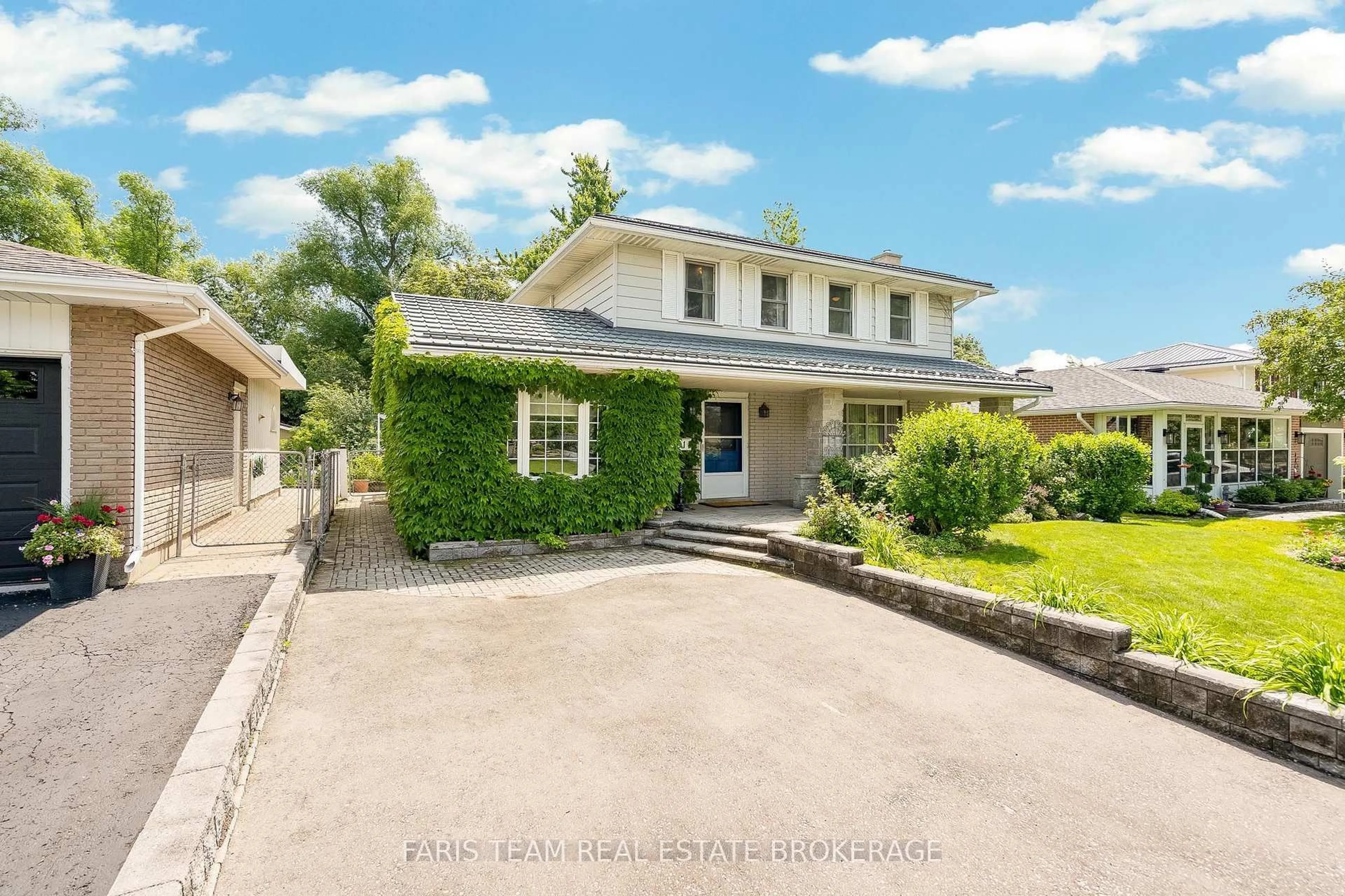 A pic from outside/outdoor area/front of a property/back of a property/a pic from drone, street for 51 Davies Cres, Barrie Ontario L4M 2M4