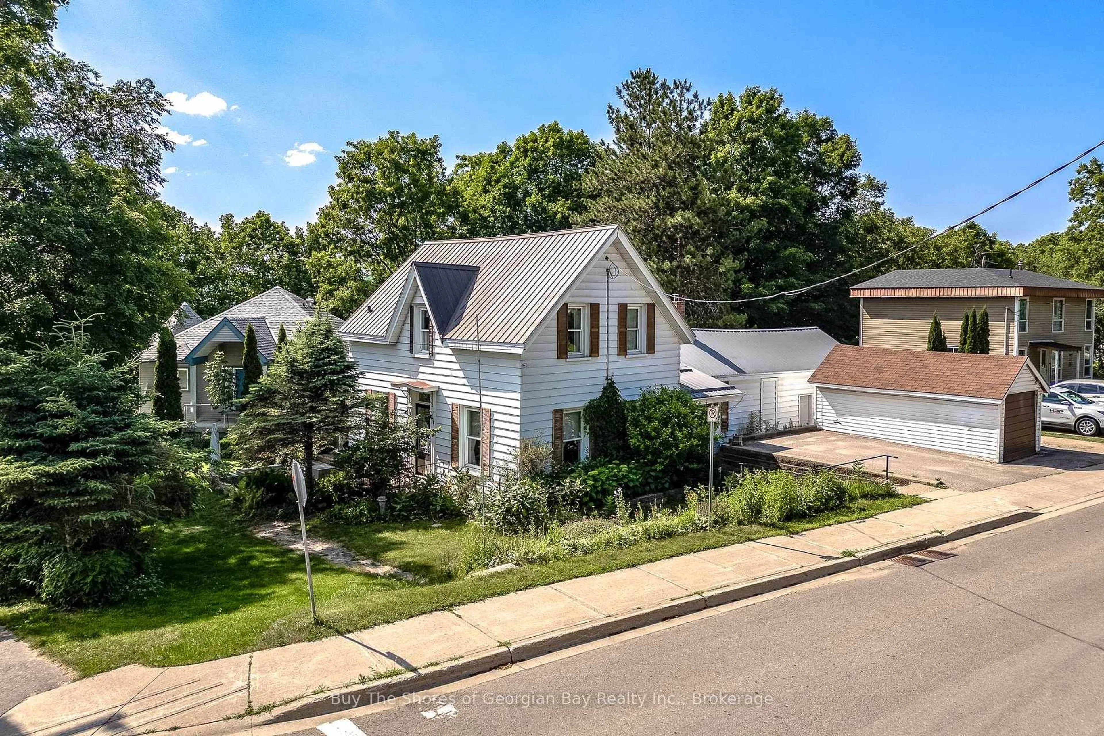 A pic from outside/outdoor area/front of a property/back of a property/a pic from drone, street for 60 Church St, Penetanguishene Ontario L9M 1B3