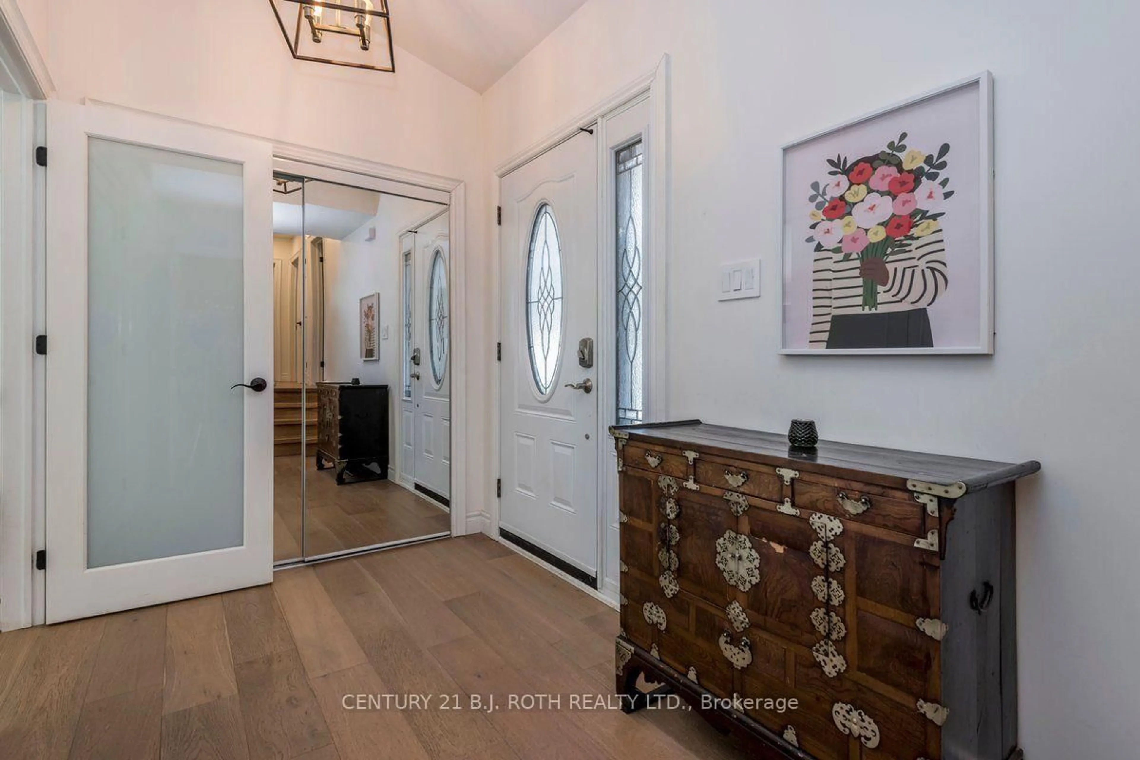 Indoor entryway for 1 Ottaway Ave, Barrie Ontario L4M 2W6