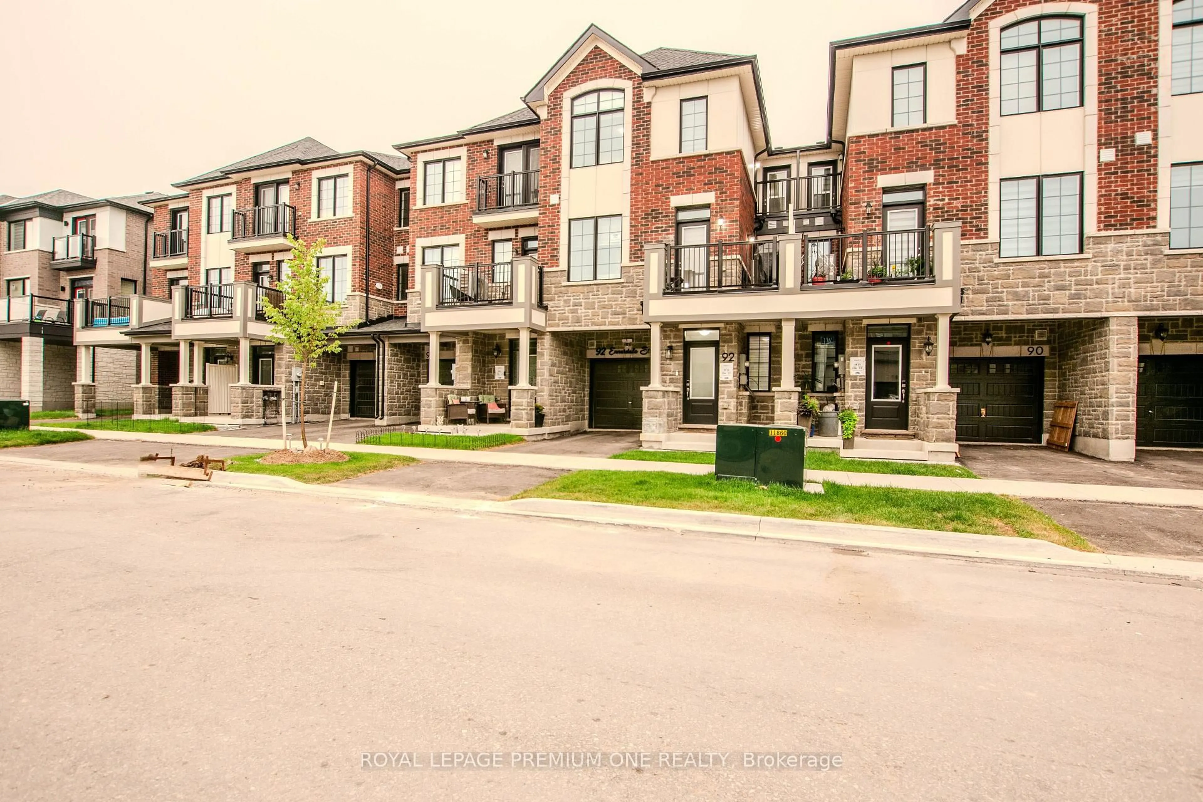 Patio, street for 92 Ennerdale St, Barrie Ontario L9J 1A4