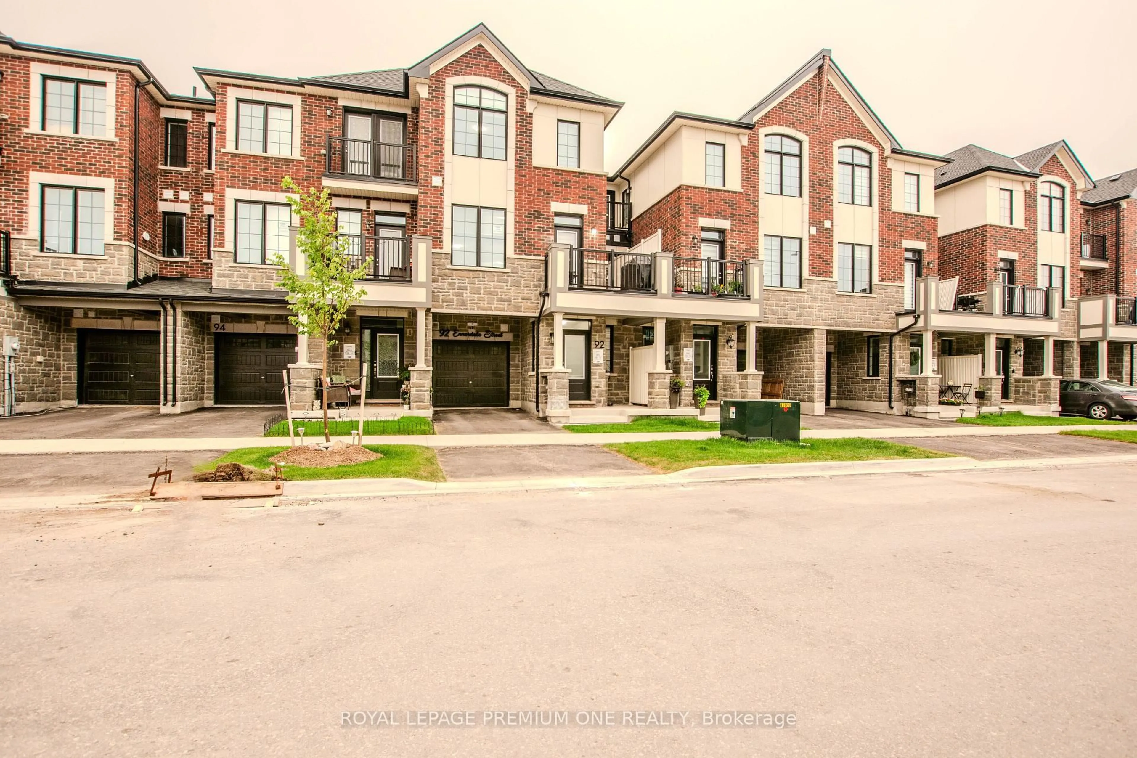 A pic from outside/outdoor area/front of a property/back of a property/a pic from drone, street for 92 Ennerdale St, Barrie Ontario L9J 1A4