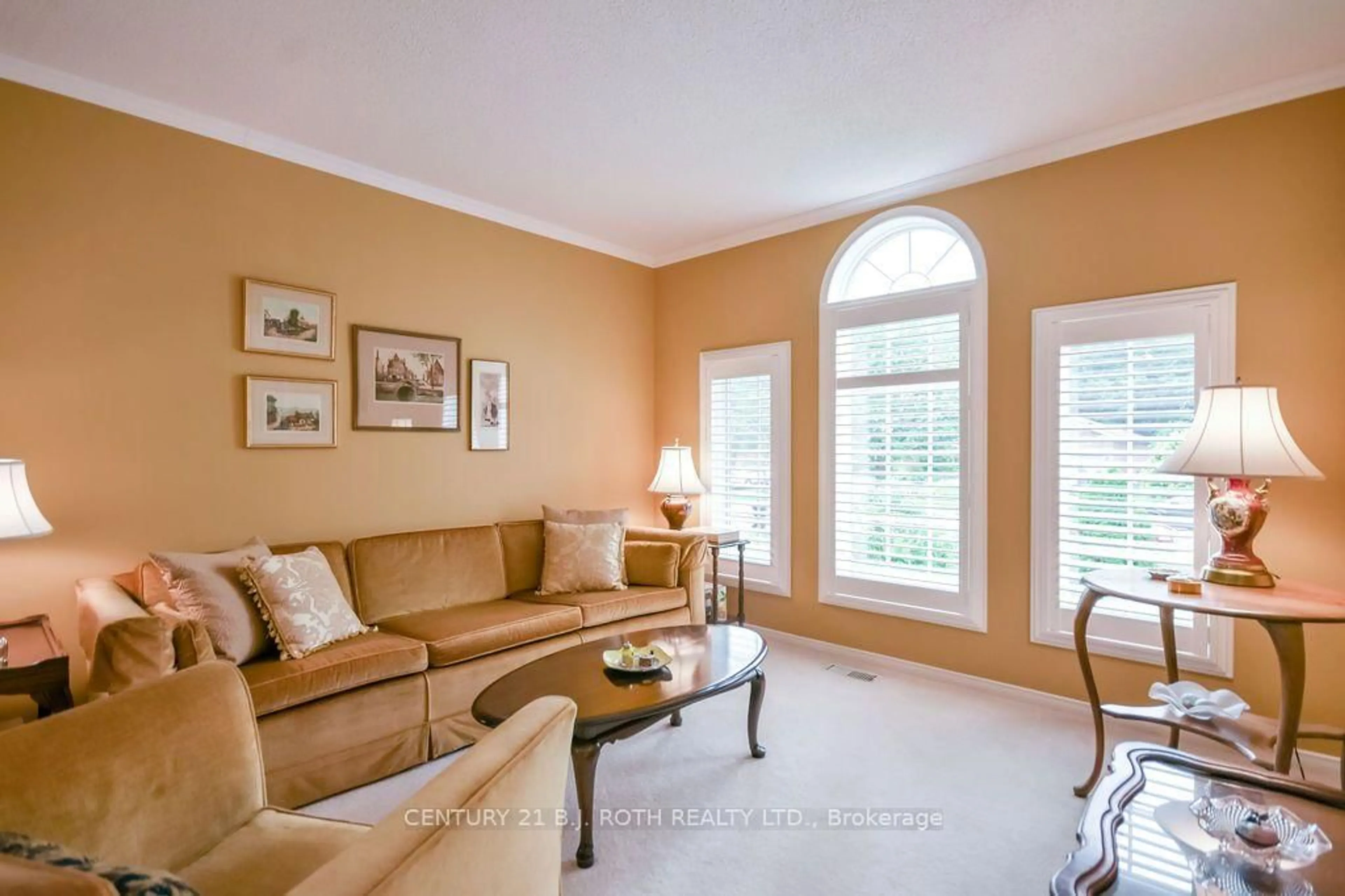 Living room with furniture, unknown for 62 Benson Dr, Barrie Ontario L4N 7Y2