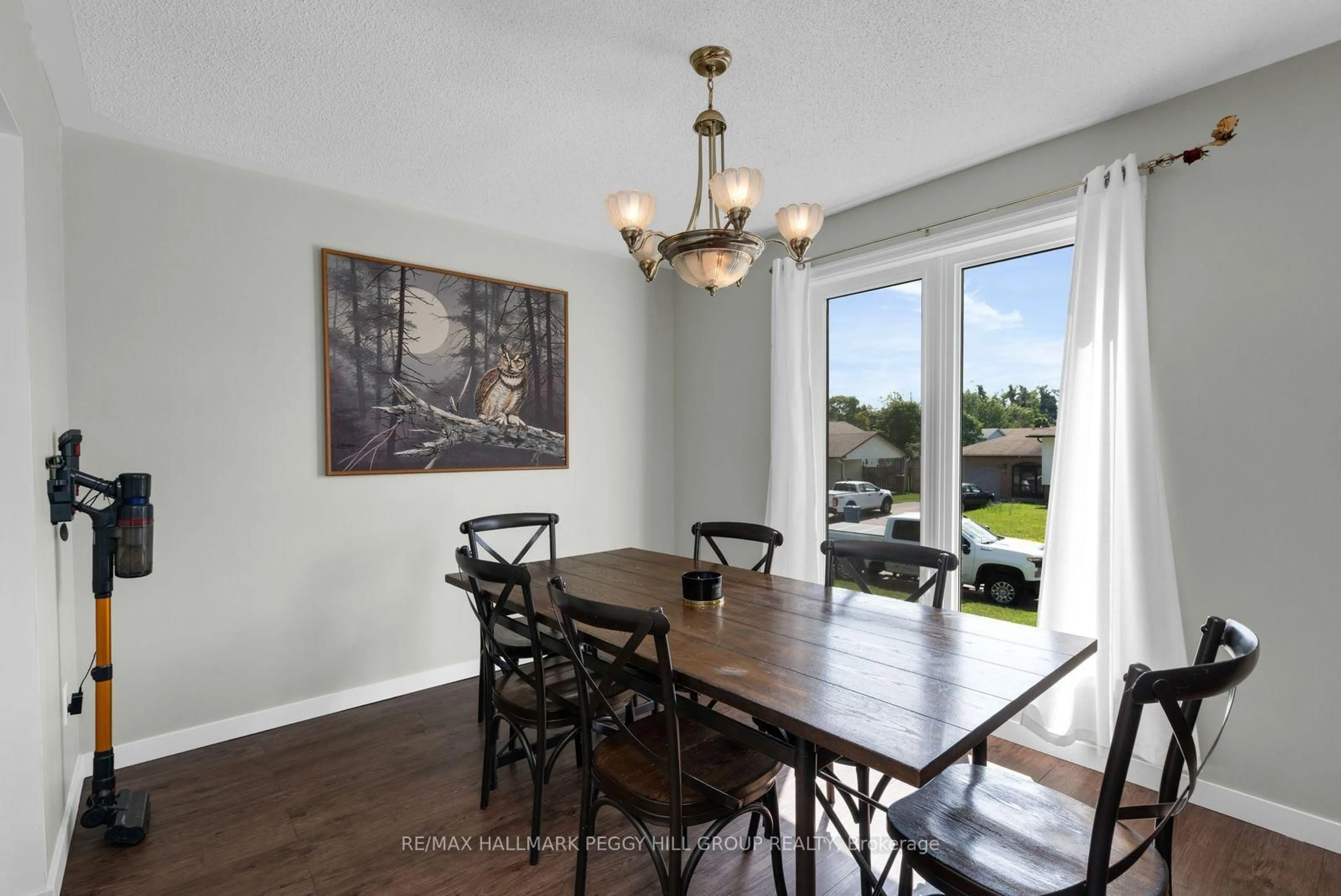 Dining room, wood/laminate floor for 6 Cindy Lee Cres, Orillia Ontario L3V 7P3