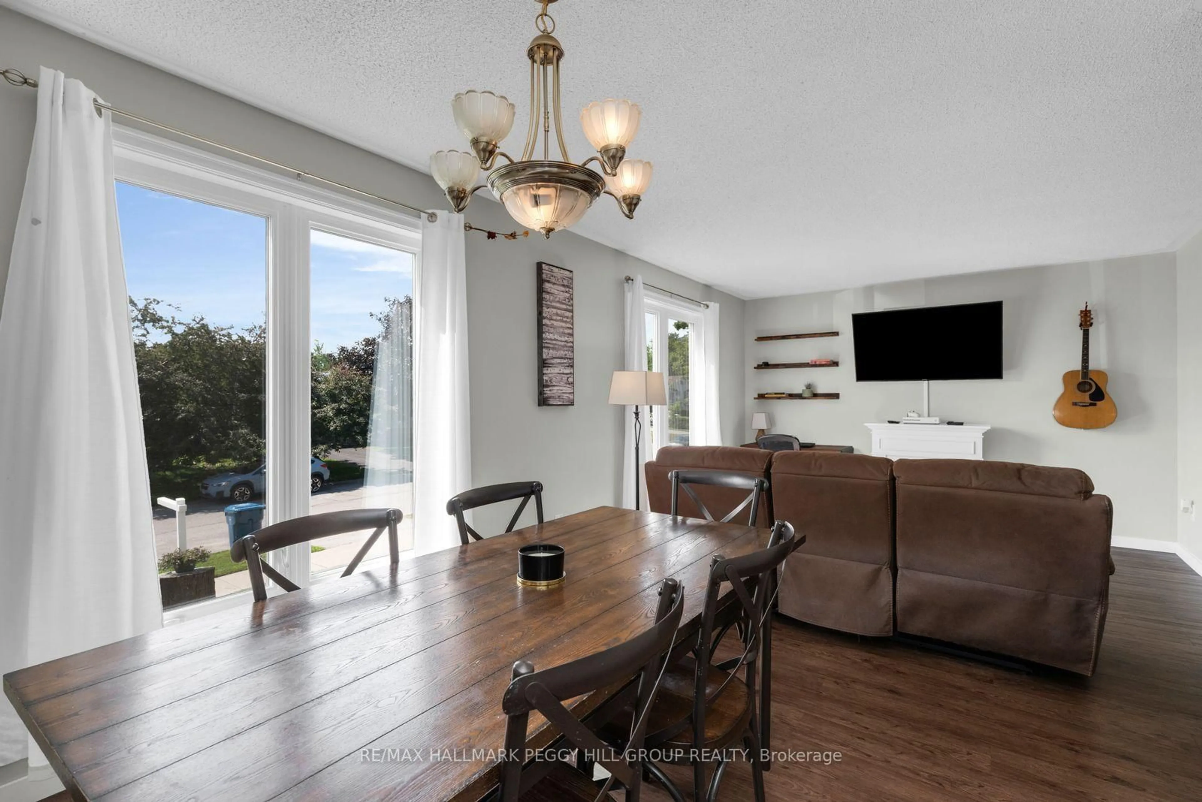 Dining room, wood/laminate floor for 6 Cindy Lee Cres, Orillia Ontario L3V 7P3