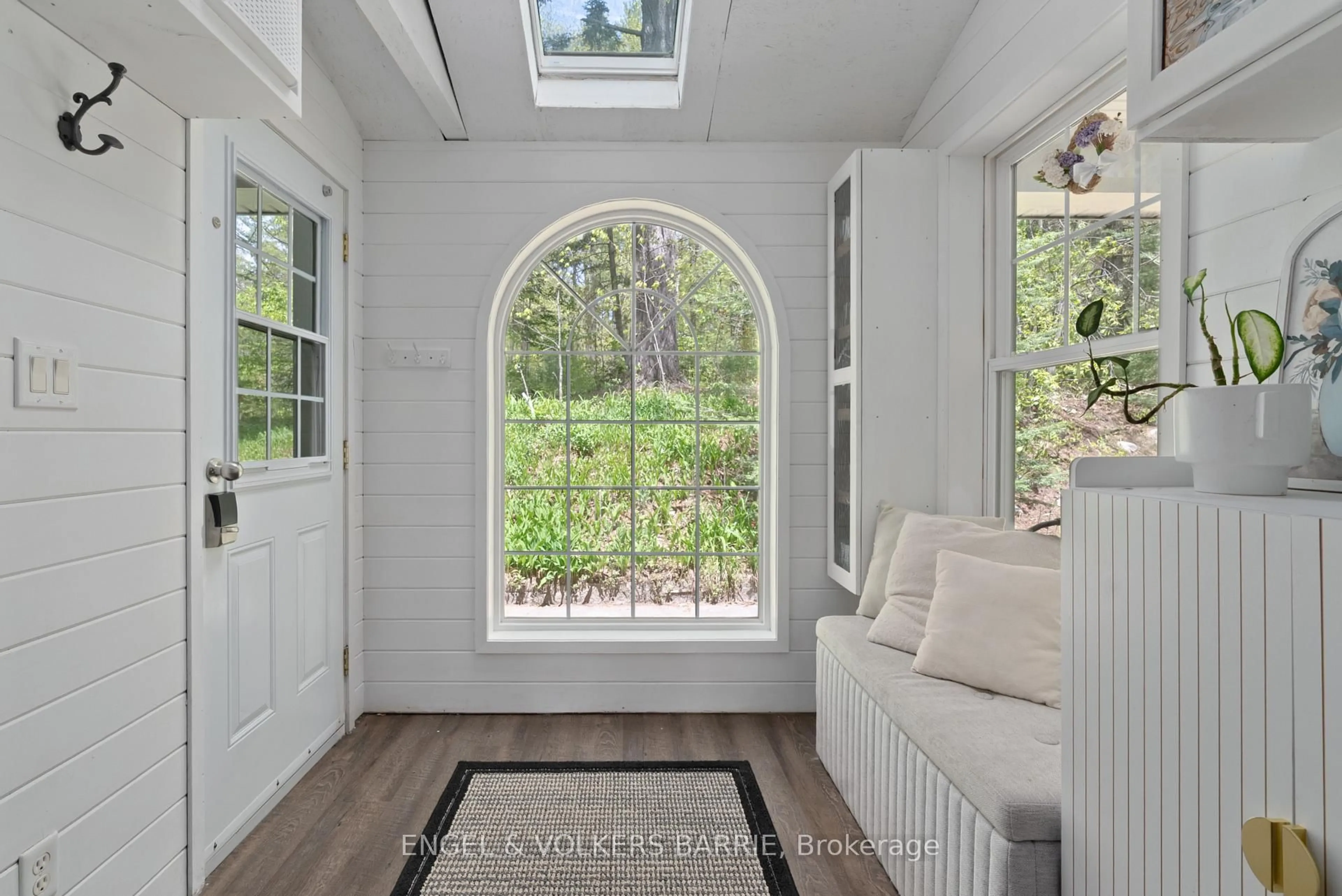 Indoor entryway for 1441 Hendrie Rd, Springwater Ontario L9X 0Y9