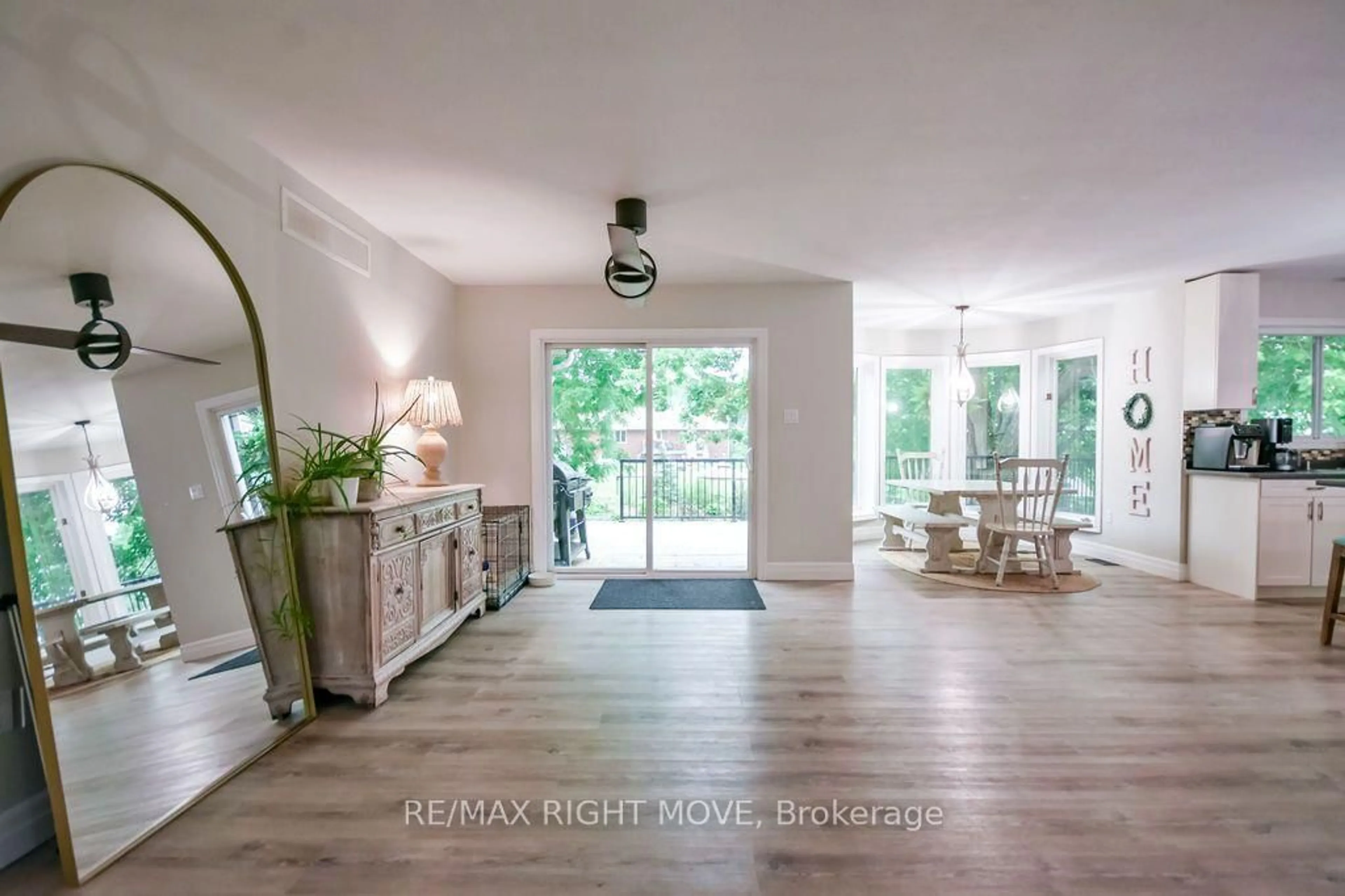 Indoor entryway for 18 Creighton St, Ramara Ontario L3V 1A8