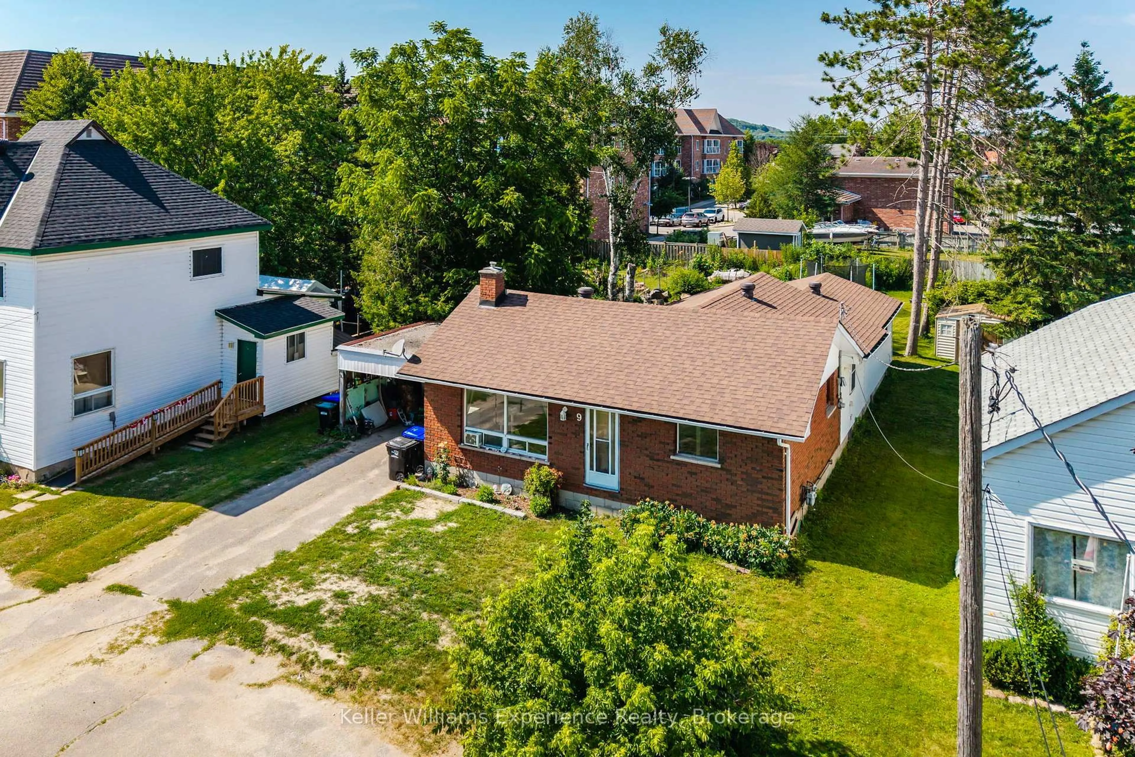 A pic from outside/outdoor area/front of a property/back of a property/a pic from drone, street for 9 Wolfe St, Penetanguishene Ontario L9M 1B9
