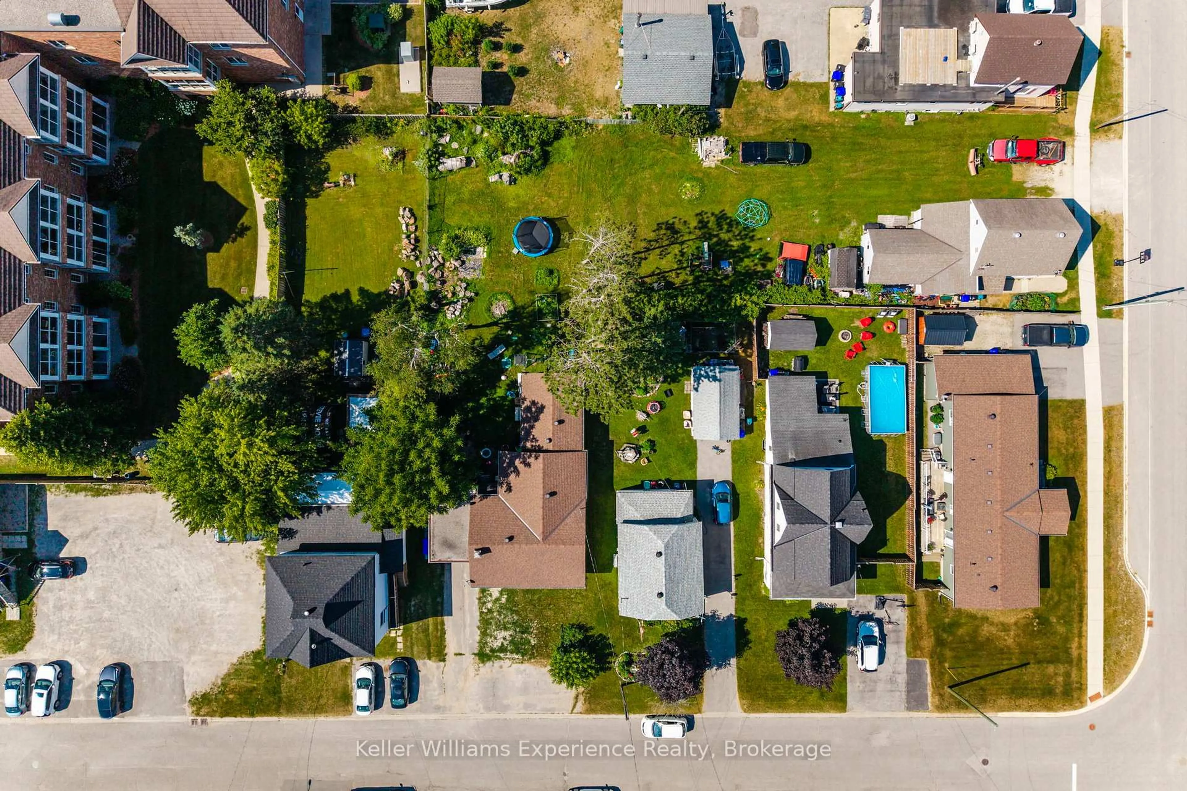 A pic from outside/outdoor area/front of a property/back of a property/a pic from drone, street for 9 Wolfe St, Penetanguishene Ontario L9M 1B9