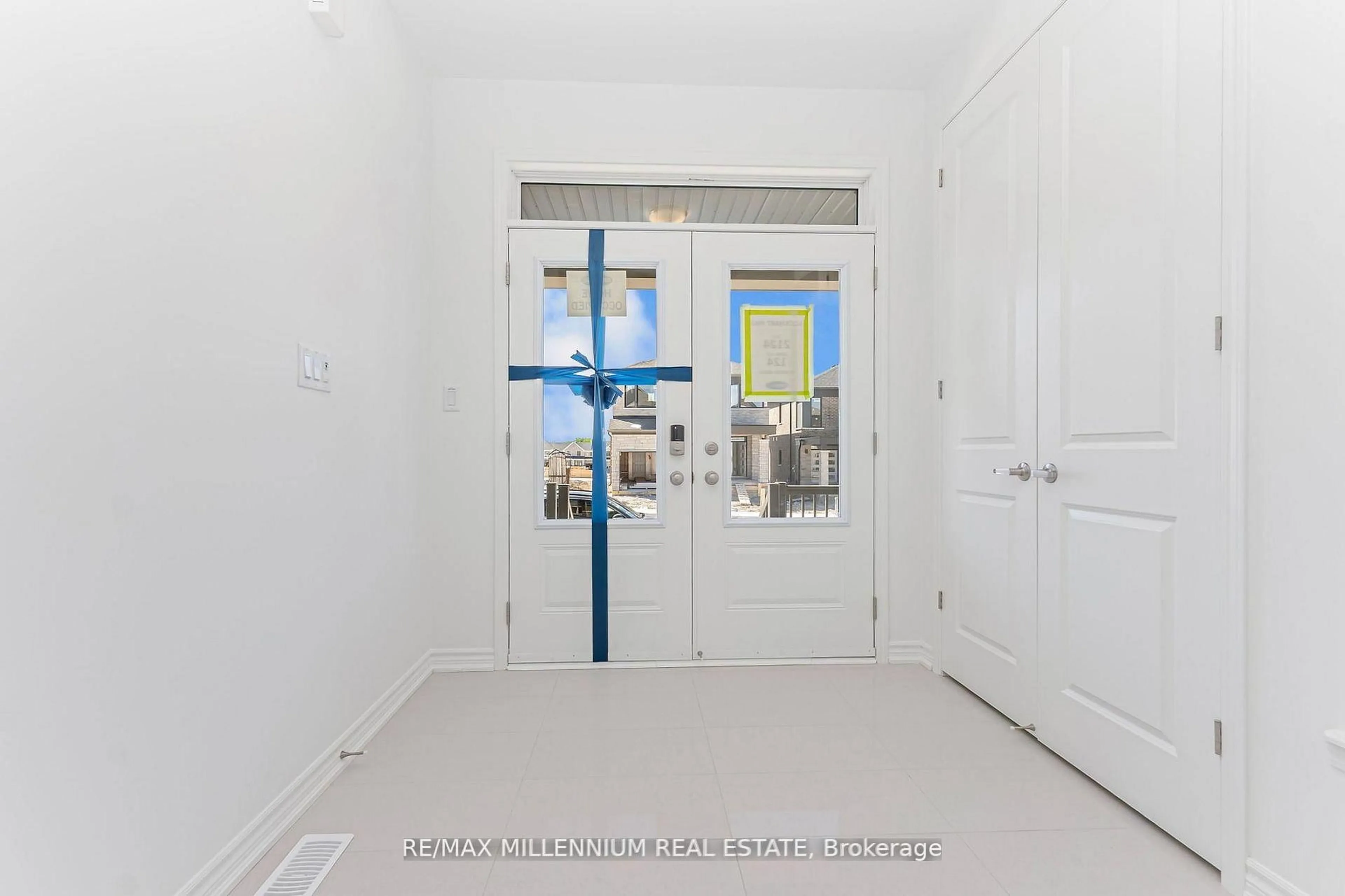 Indoor foyer for 54 Gretzky Ave, Barrie Ontario L9J 1A8