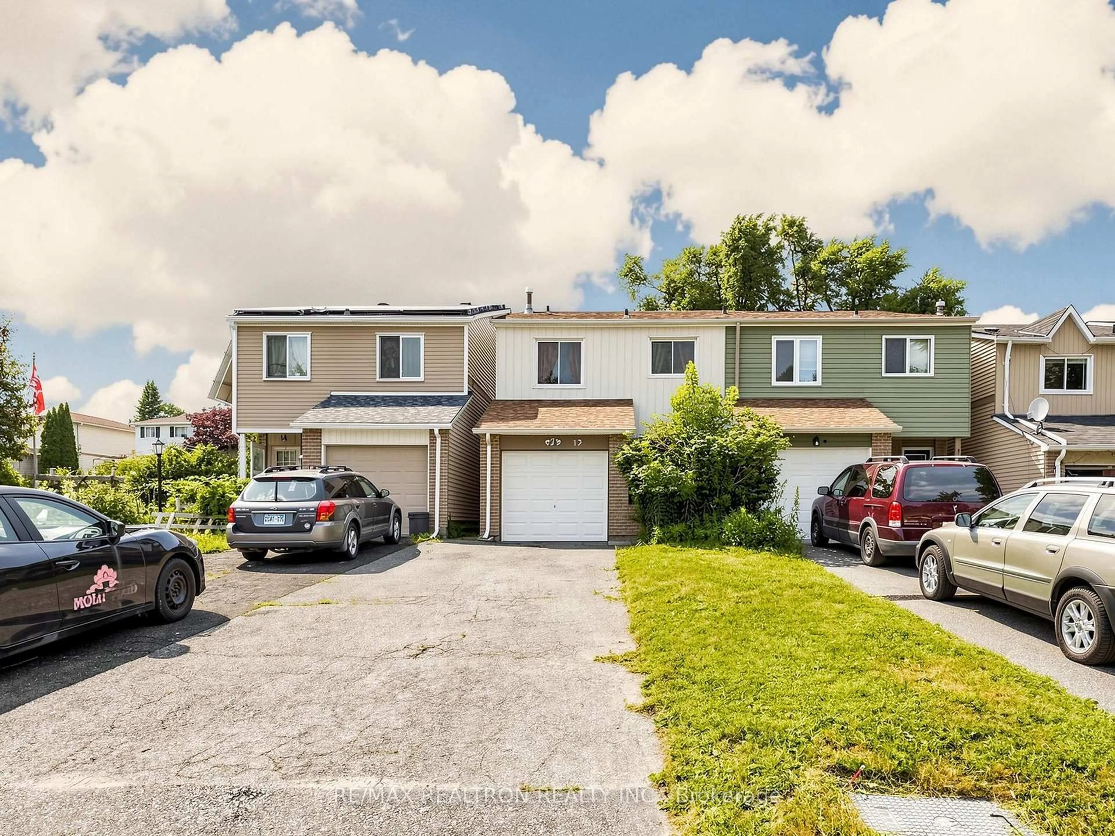 A pic from outside/outdoor area/front of a property/back of a property/a pic from drone, street for 12 Robin Crt, Barrie Ontario L4M 5M1