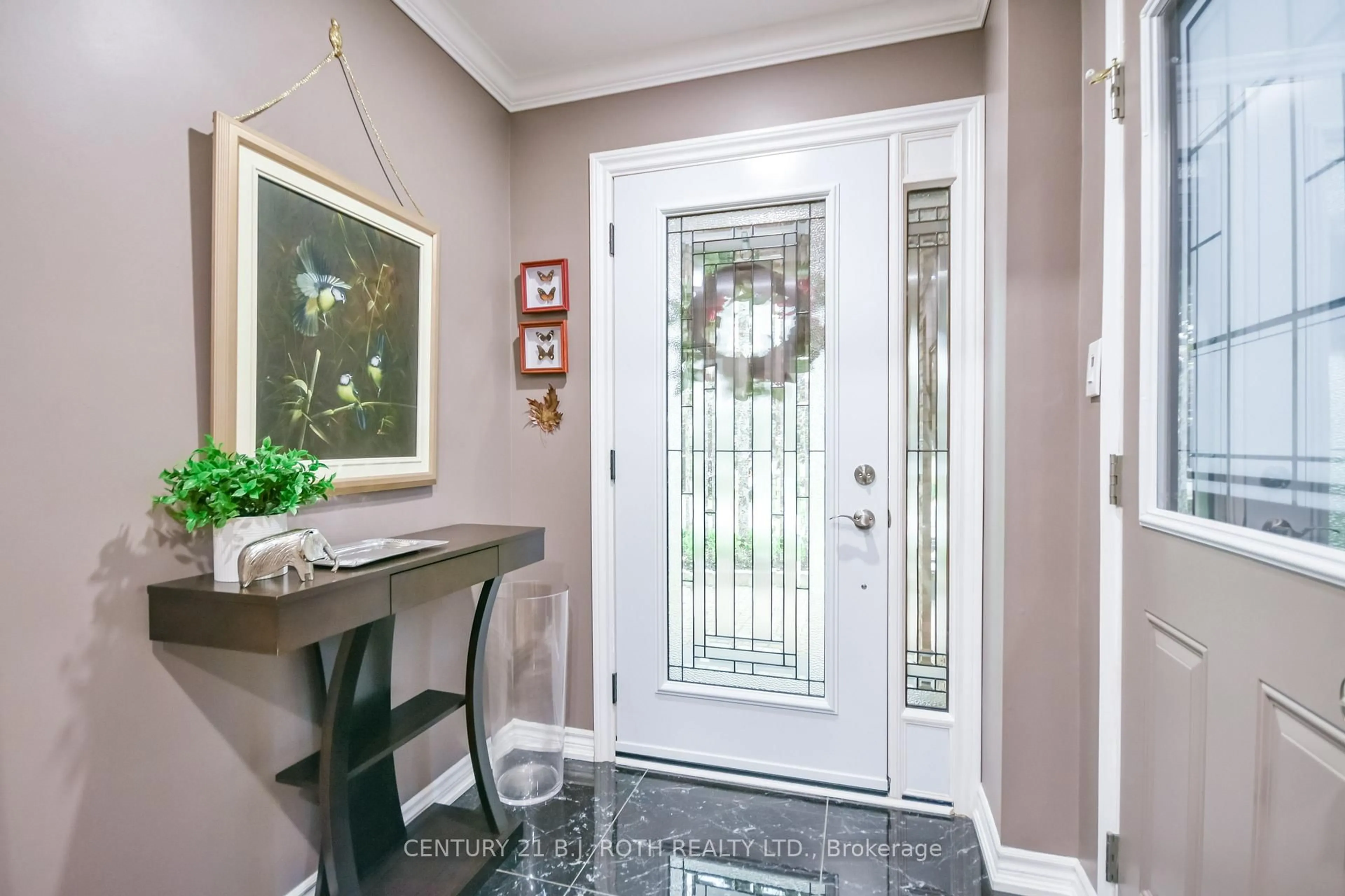Indoor entryway for 139 Kozlov St, Barrie Ontario L4N 4R1