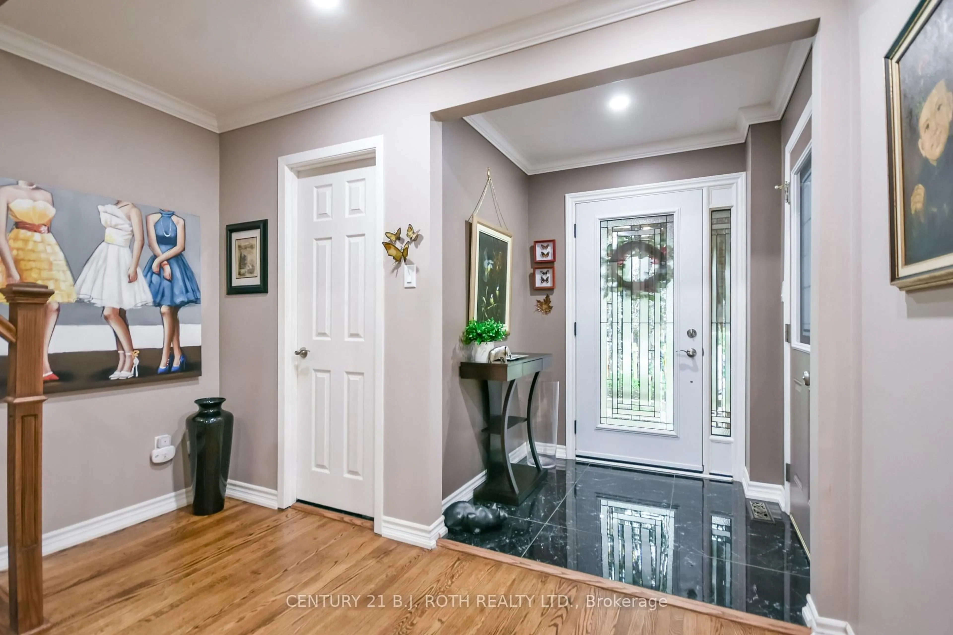 Indoor entryway for 139 Kozlov St, Barrie Ontario L4N 4R1