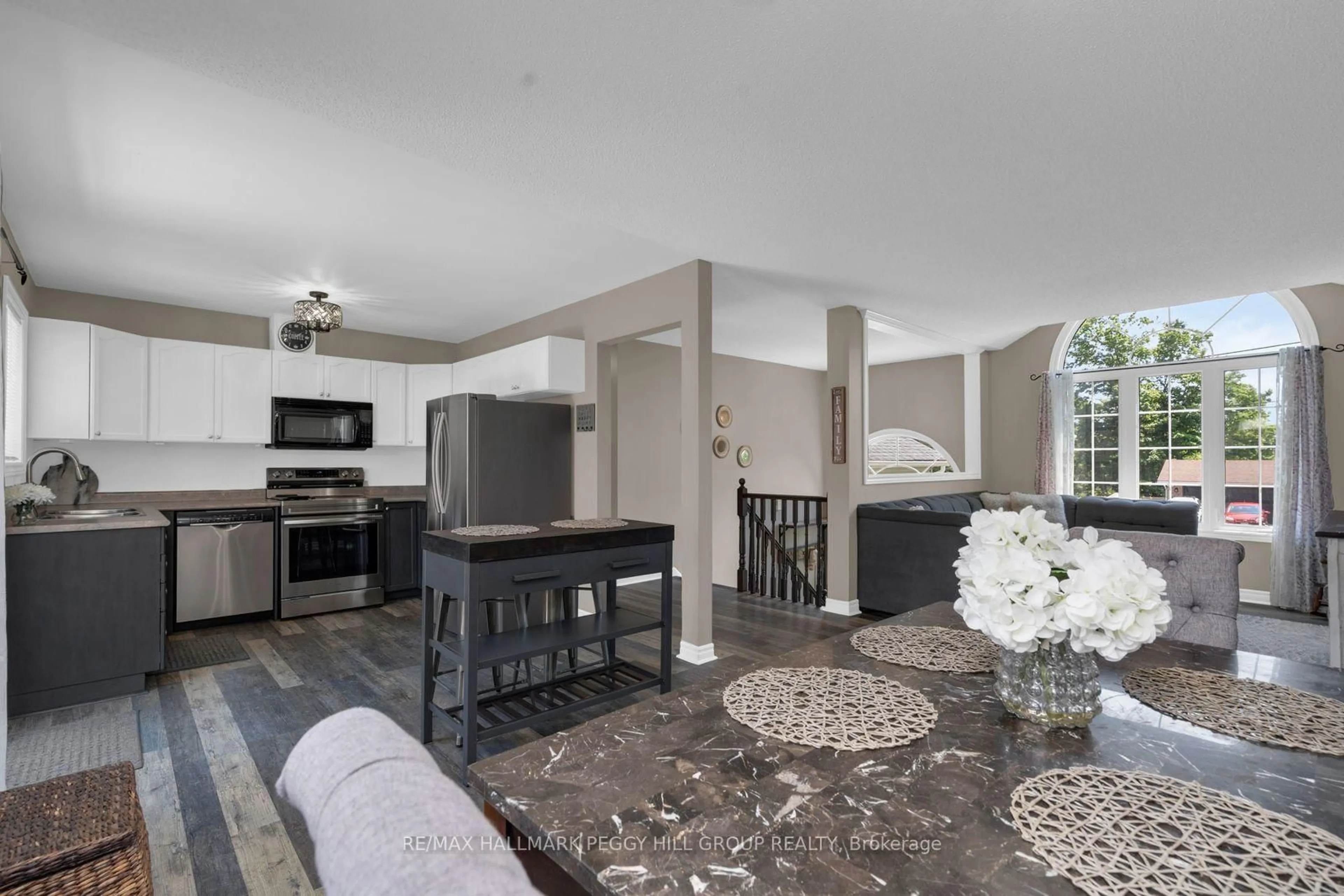 Open concept kitchen, ceramic/tile floor for 6 Rosemarie Dr, Oro-Medonte Ontario L0L 1T0