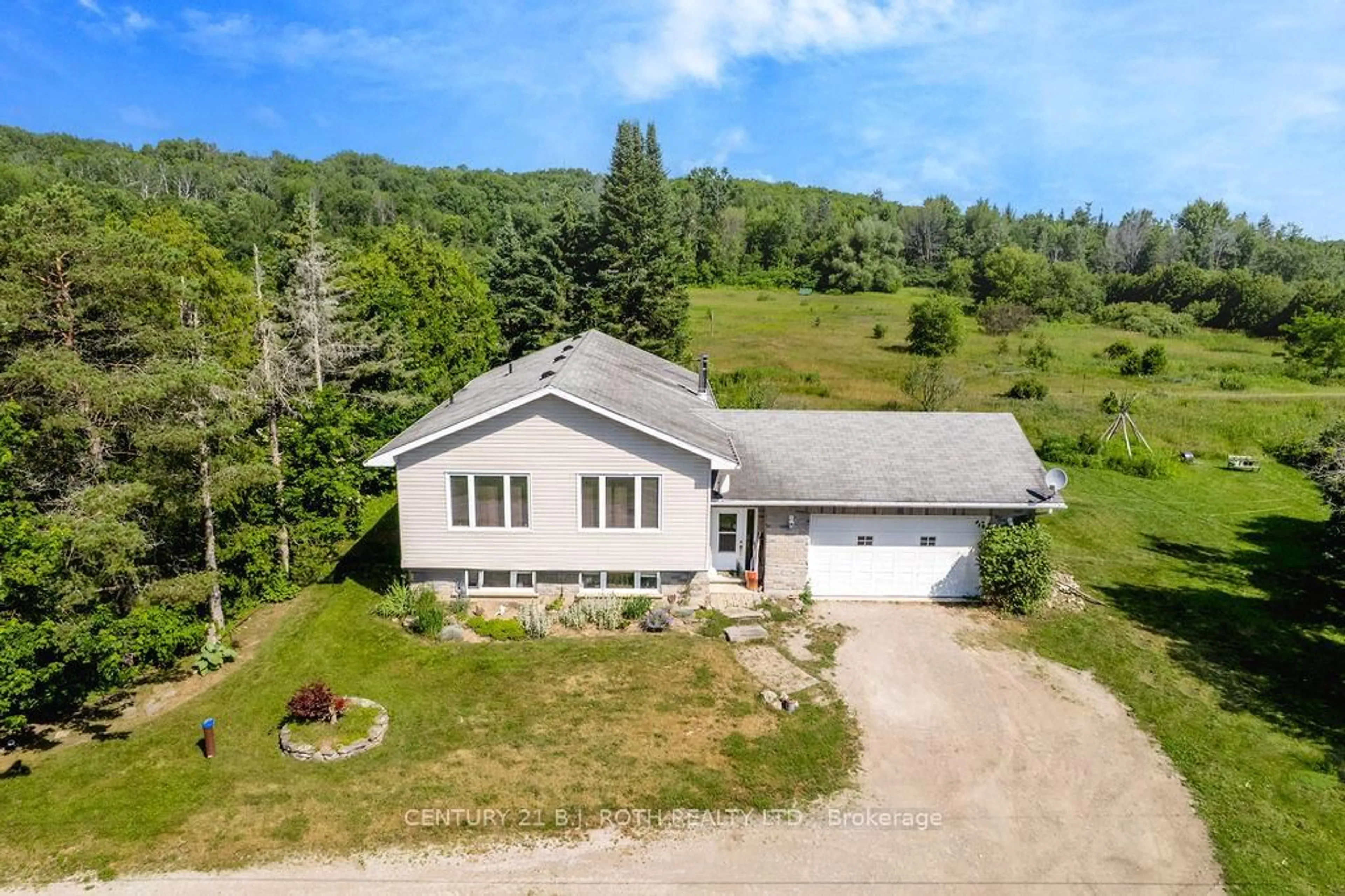 A pic from outside/outdoor area/front of a property/back of a property/a pic from drone, unknown for 3400 Reservoir Rd, Severn Ontario L0K 1E0