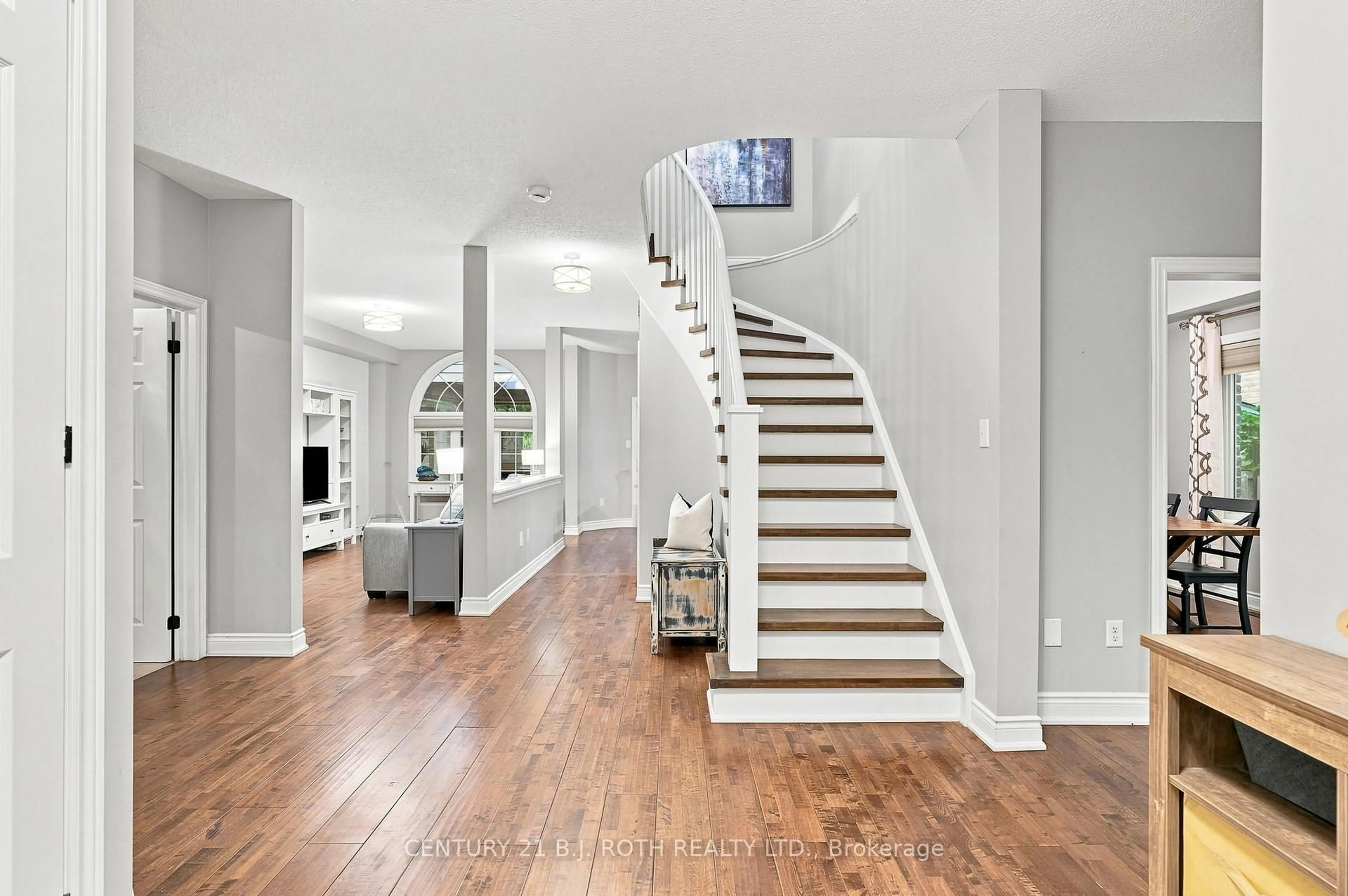 Indoor entryway for 96 Penvill Tr, Barrie Ontario L4N 5S3