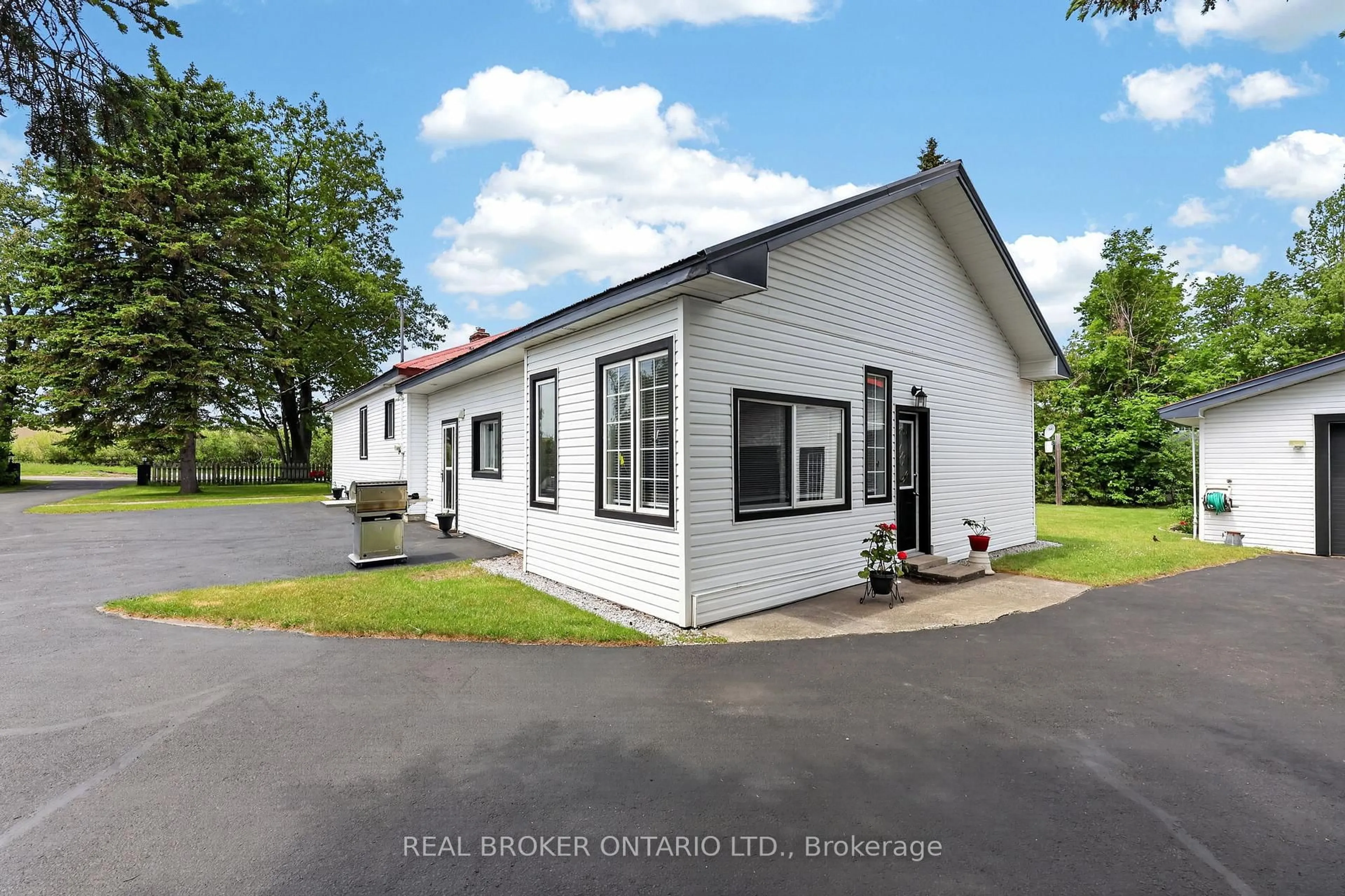 A pic from outside/outdoor area/front of a property/back of a property/a pic from drone, building for 4675 Uhthoff Line, Orillia Ontario L3V 6H2